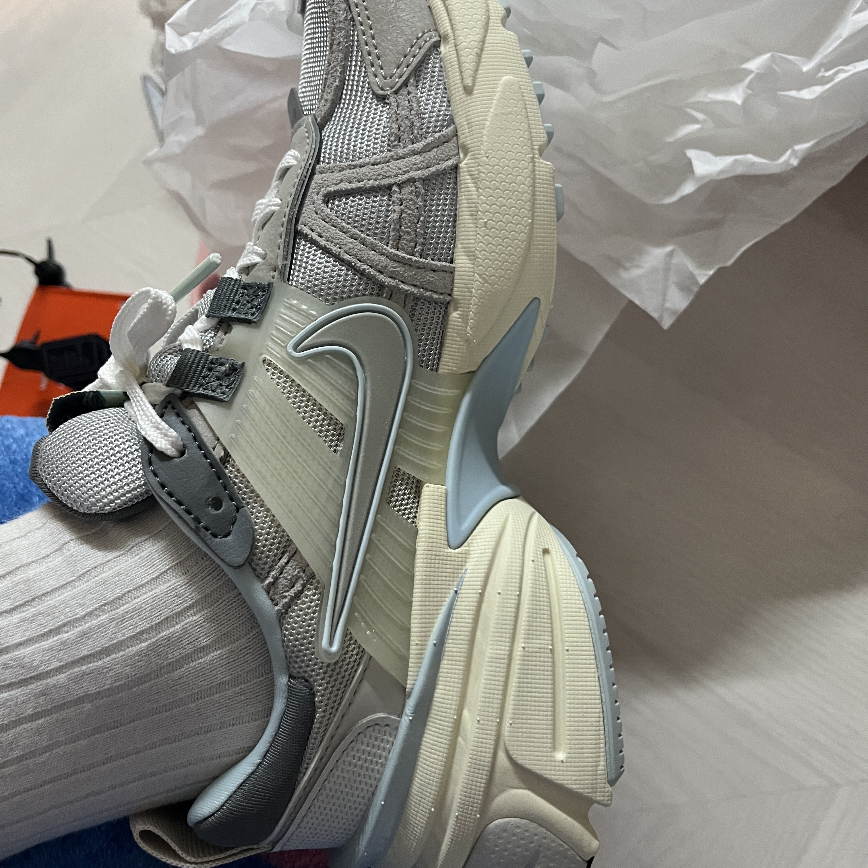 Nike V2K Run Light Bone Metallic Platinum 착용 스타일 - 1