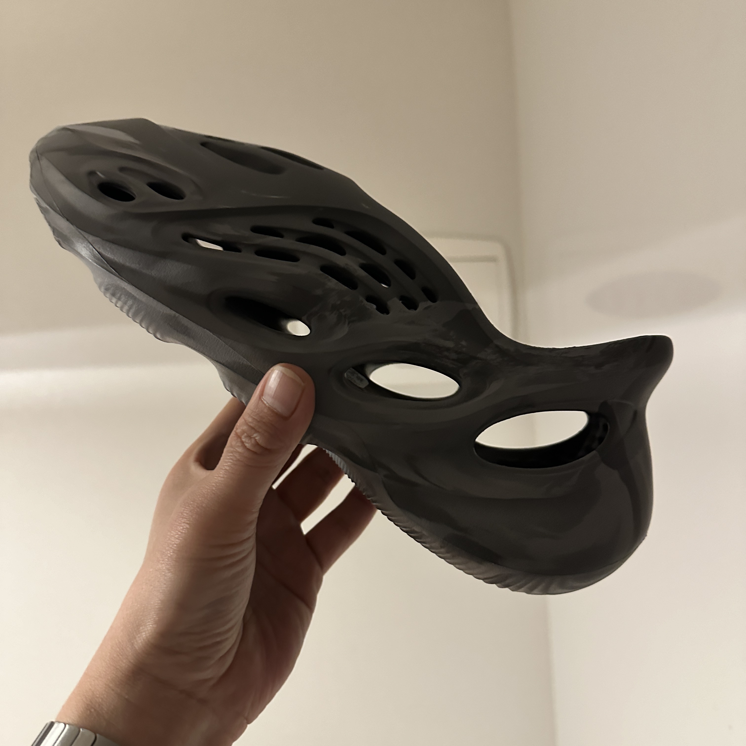 Adidas Yeezy Foam RNNR MX Granite 착용 스타일