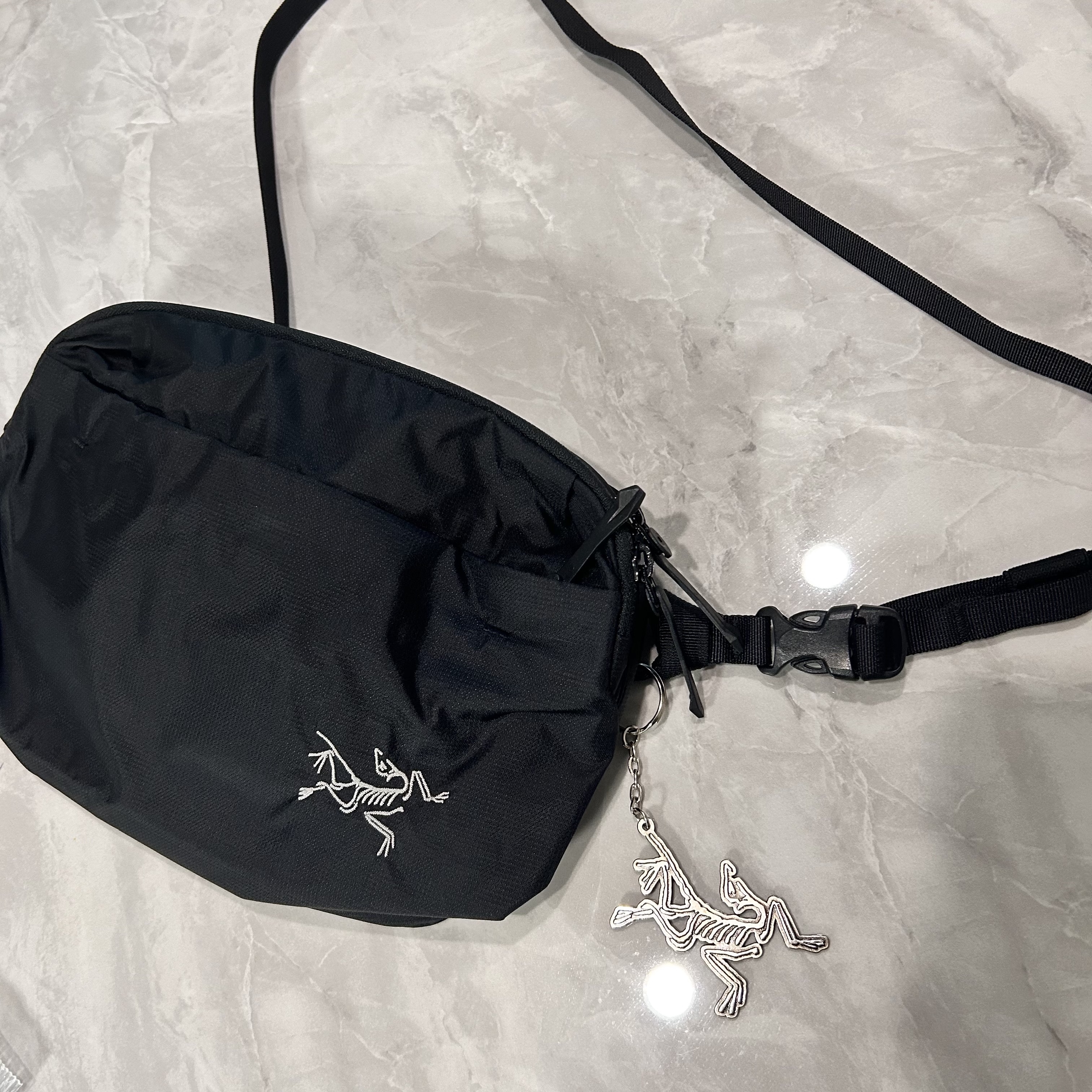 Arc'teryx Keyring Metal, Arc'teryx Heliad 6 Crossbody Bag Black 착용 스타일 - 3