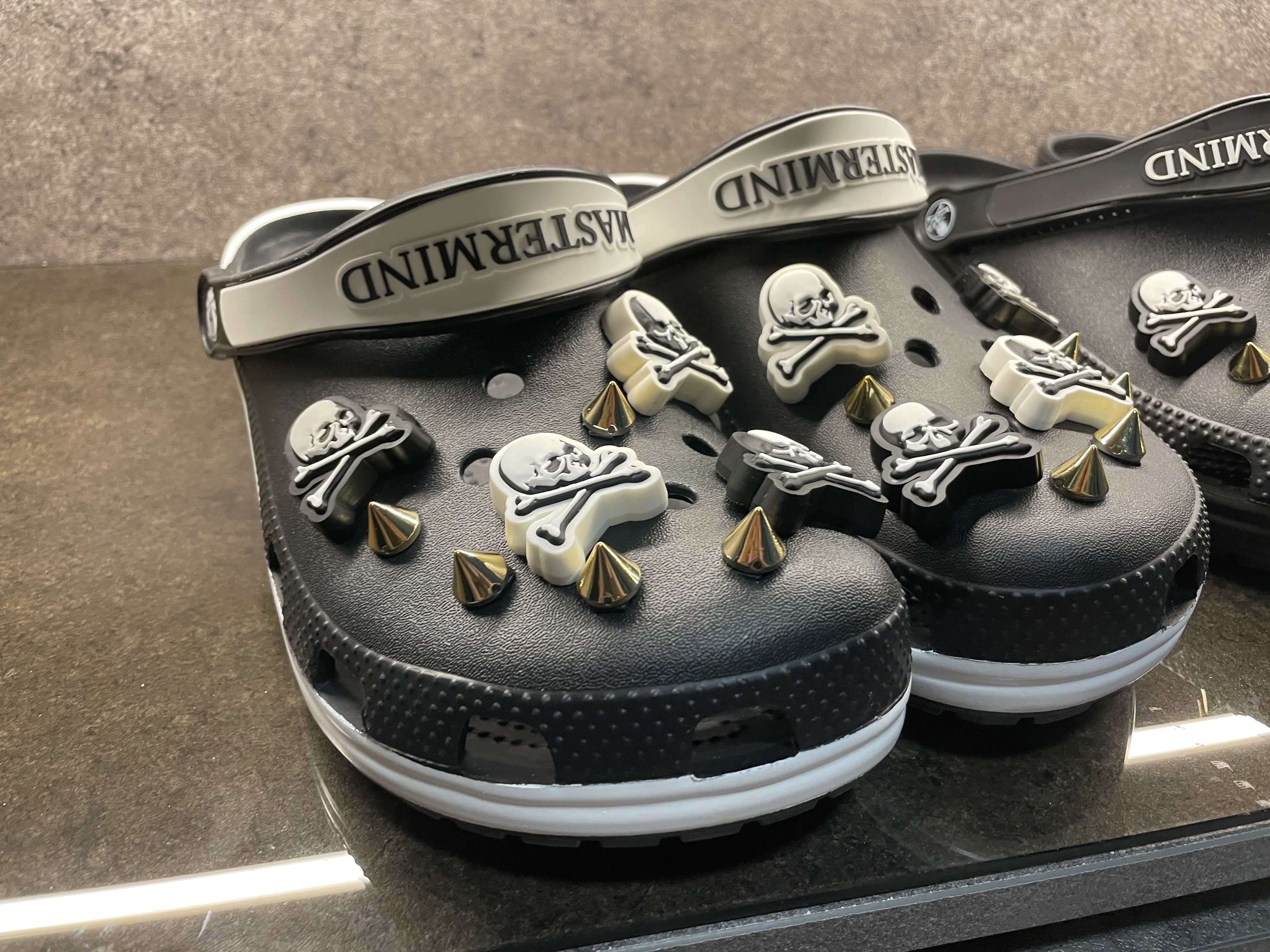 Crocs x Mastermind Classic Clog Black, Crocs x Mastermind Classic Clog Black White 착용 스타일 - 3
