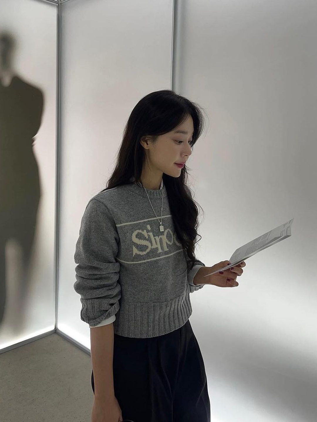 Human Made Raglan Sleeve Knit Gray, Thom Browne Fine Merino Wool Stitch 4-Bar Classic Crewneck Pullover Knit Medium Grey 착용 스타일 - 2