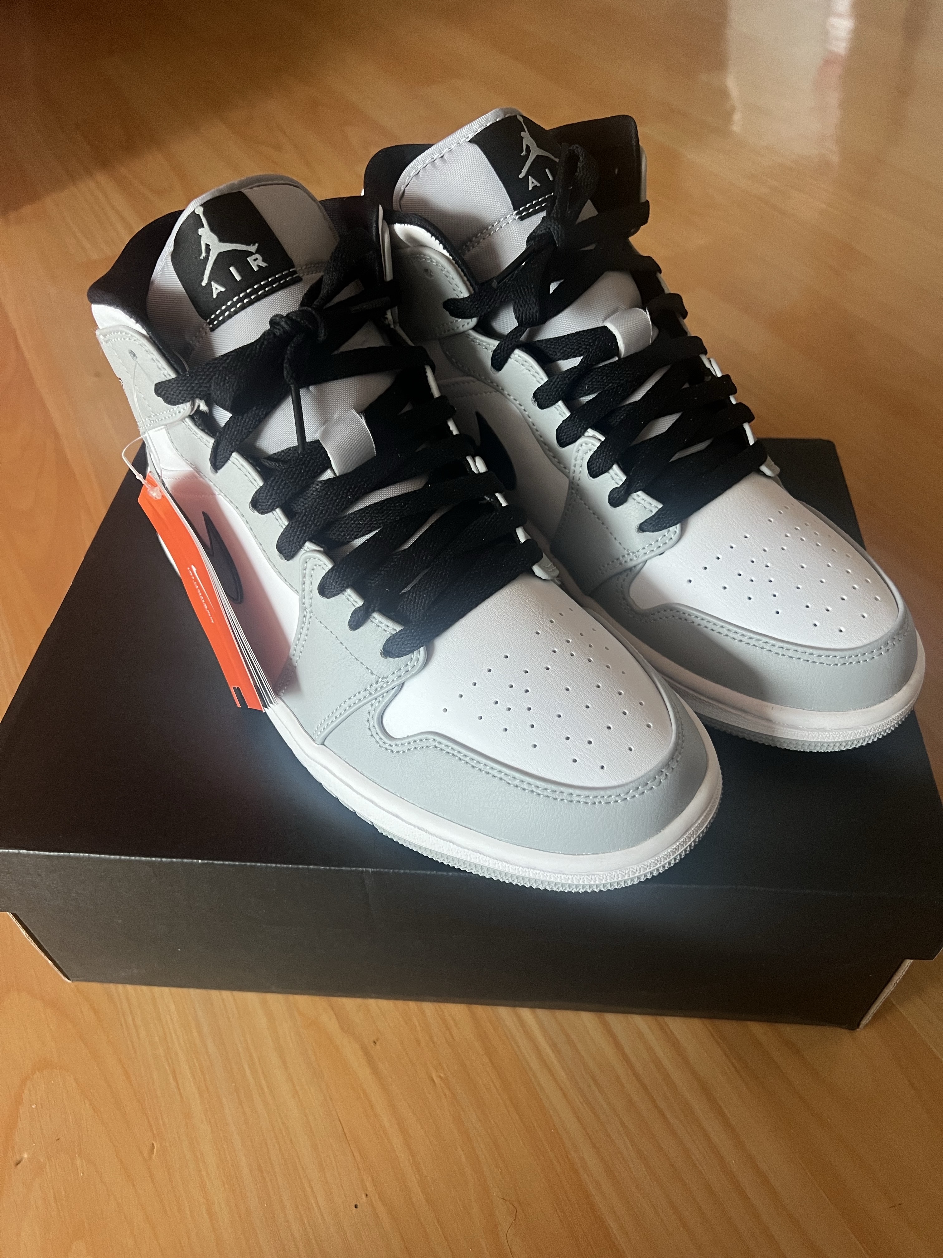 Jordan 1 Mid Light Smoke Grey 착용 스타일