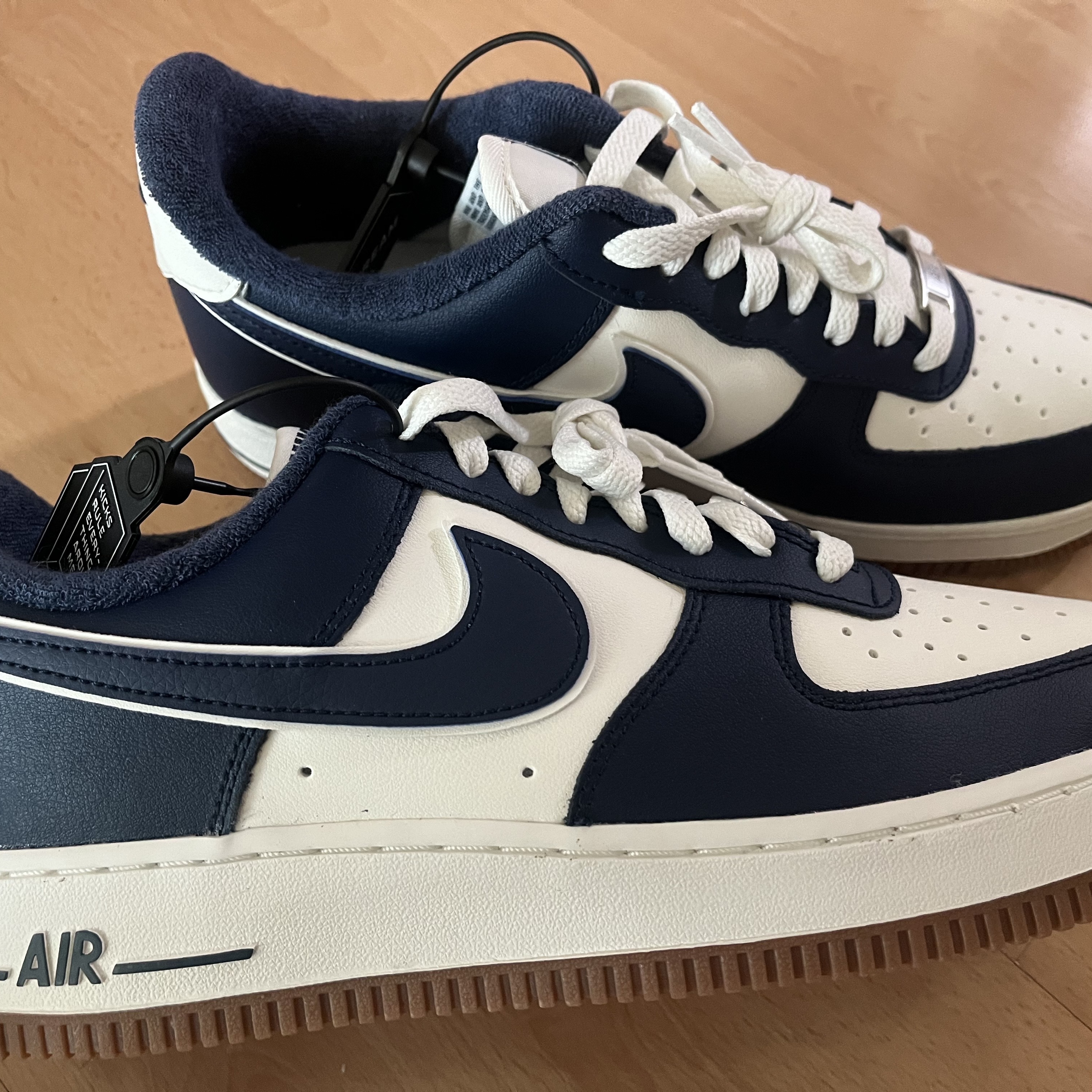 Nike Air Force 1 '07 LV8 Midnight Navy 착용 스타일