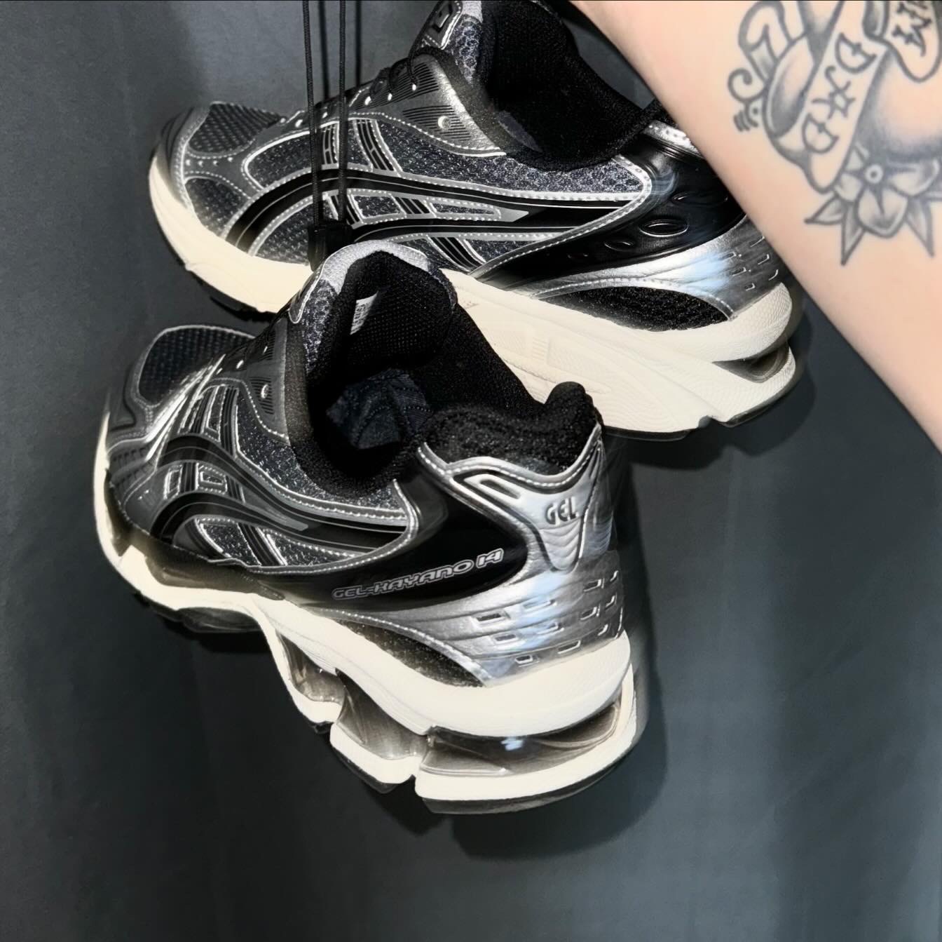 Asics Unlimited Gel-Kayano 14 Carrier Grey Black 착용 스타일 - 2