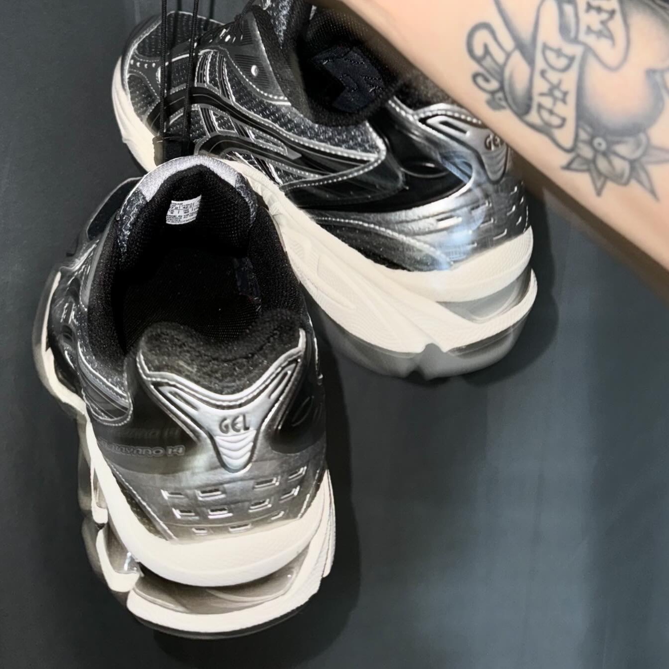 Asics Unlimited Gel-Kayano 14 Carrier Grey Black 착용 스타일 - 3