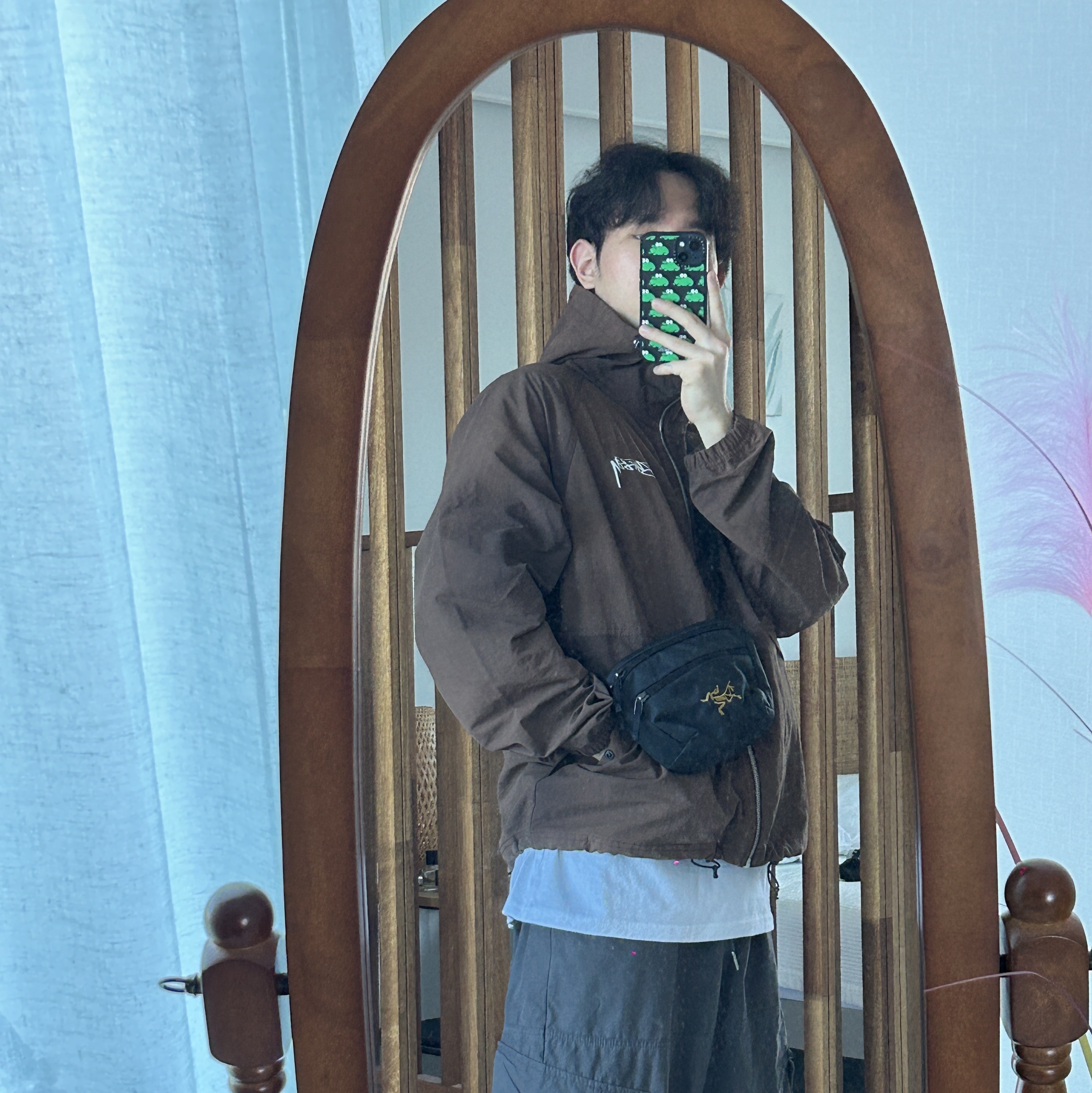 Arc'teryx Mantis 1 Waistpack Black, Stussy Wave Dye Beach Shell Jacket Coffee 착용 스타일 - 3
