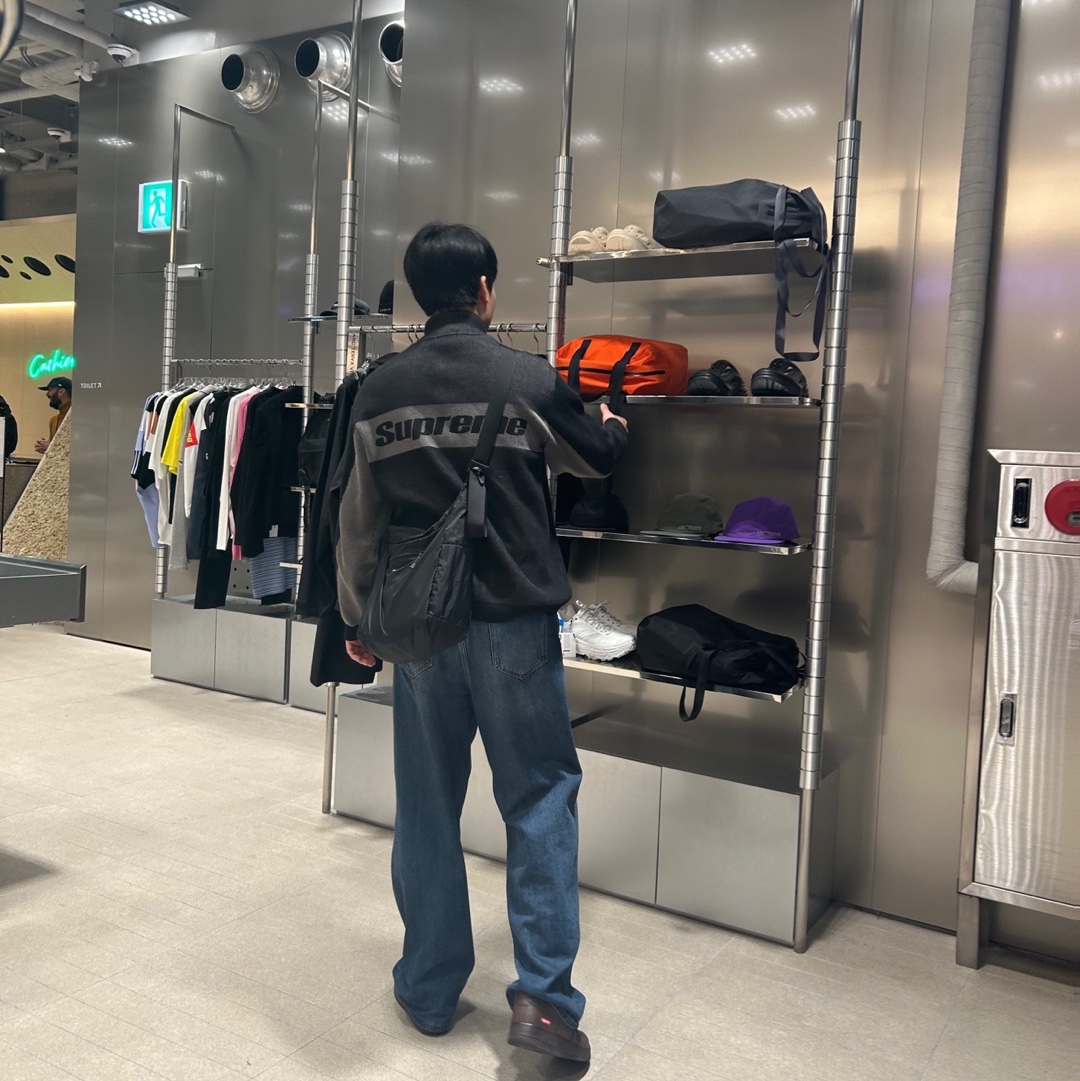 Supreme 2-Tone Ribbed Zip Up Sweater Black - 22FW, Nike x Supreme Air Force 1 Low Baroque Brown 착용 스타일