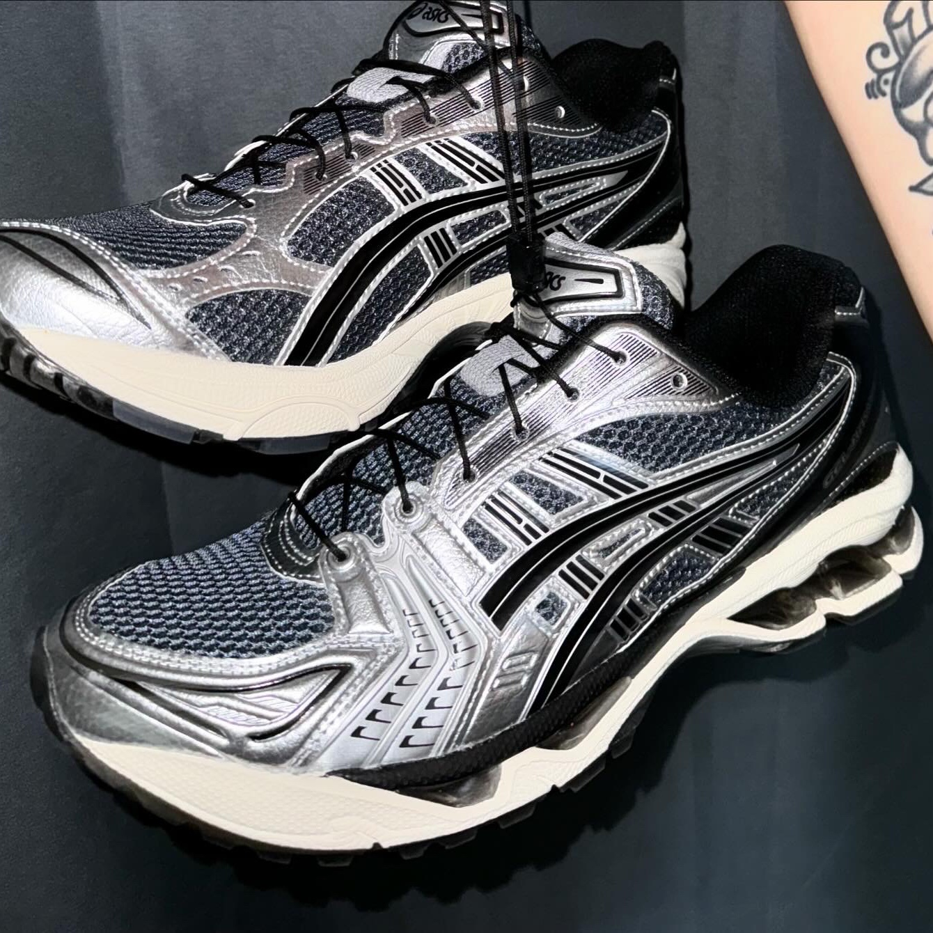 Asics Unlimited Gel-Kayano 14 Carrier Grey Black 착용 스타일 - 4