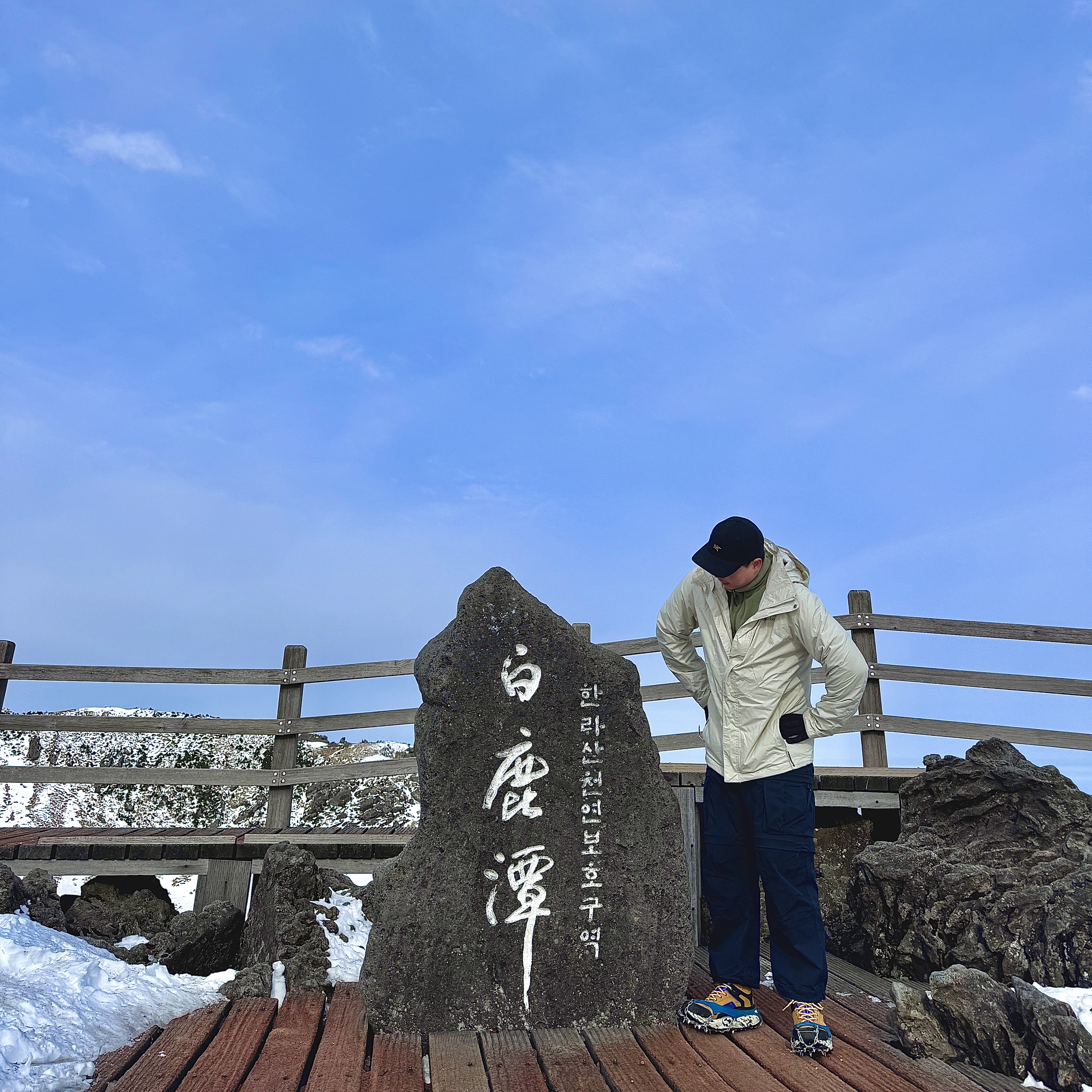 Arc'teryx Small Bird Cap Black, Nike ACG Smith Summit Cargo Pants Black - Asia 착용 스타일