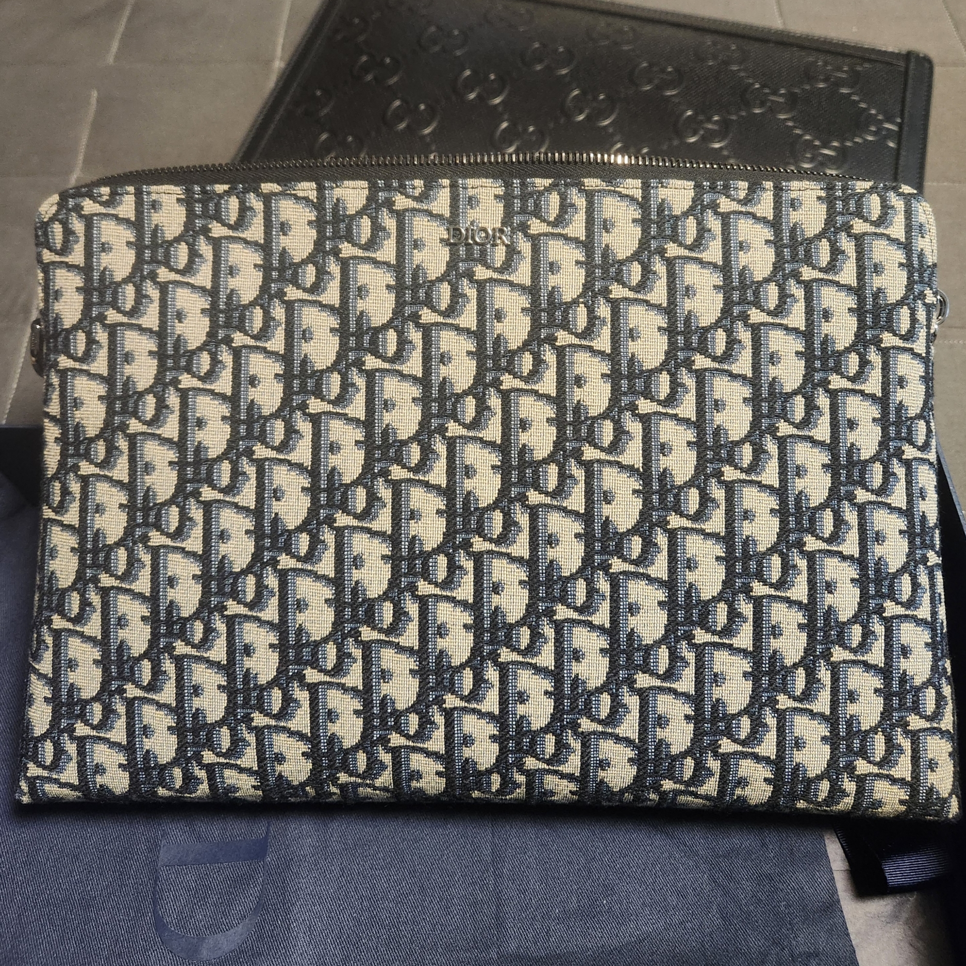 Dior Pouch Beige & Black Dior Oblique Jacquard 착용 스타일
