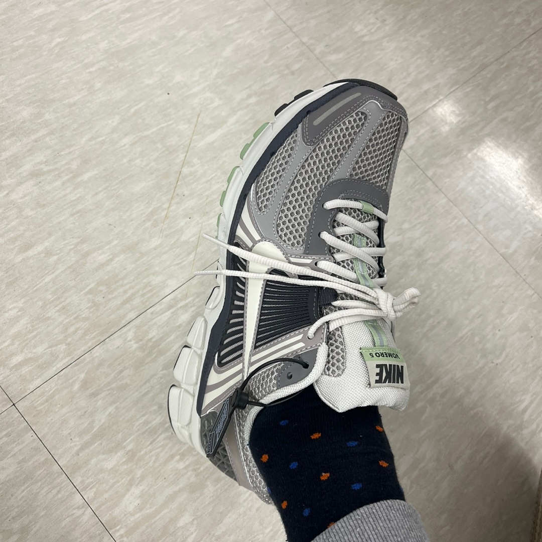 (W) Nike Zoom Vomero 5 Cobblestone and Flat Pewter 착용 스타일