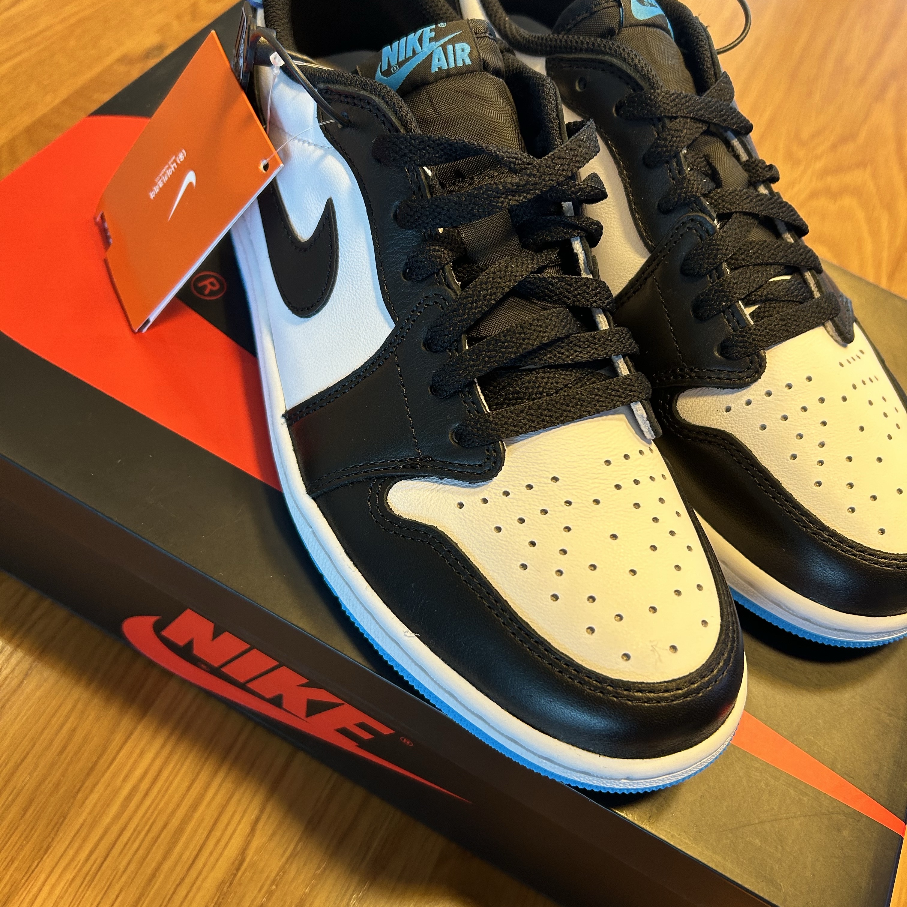 Jordan 1 Retro Low OG Black and Dark Powder Blue 착용 스타일