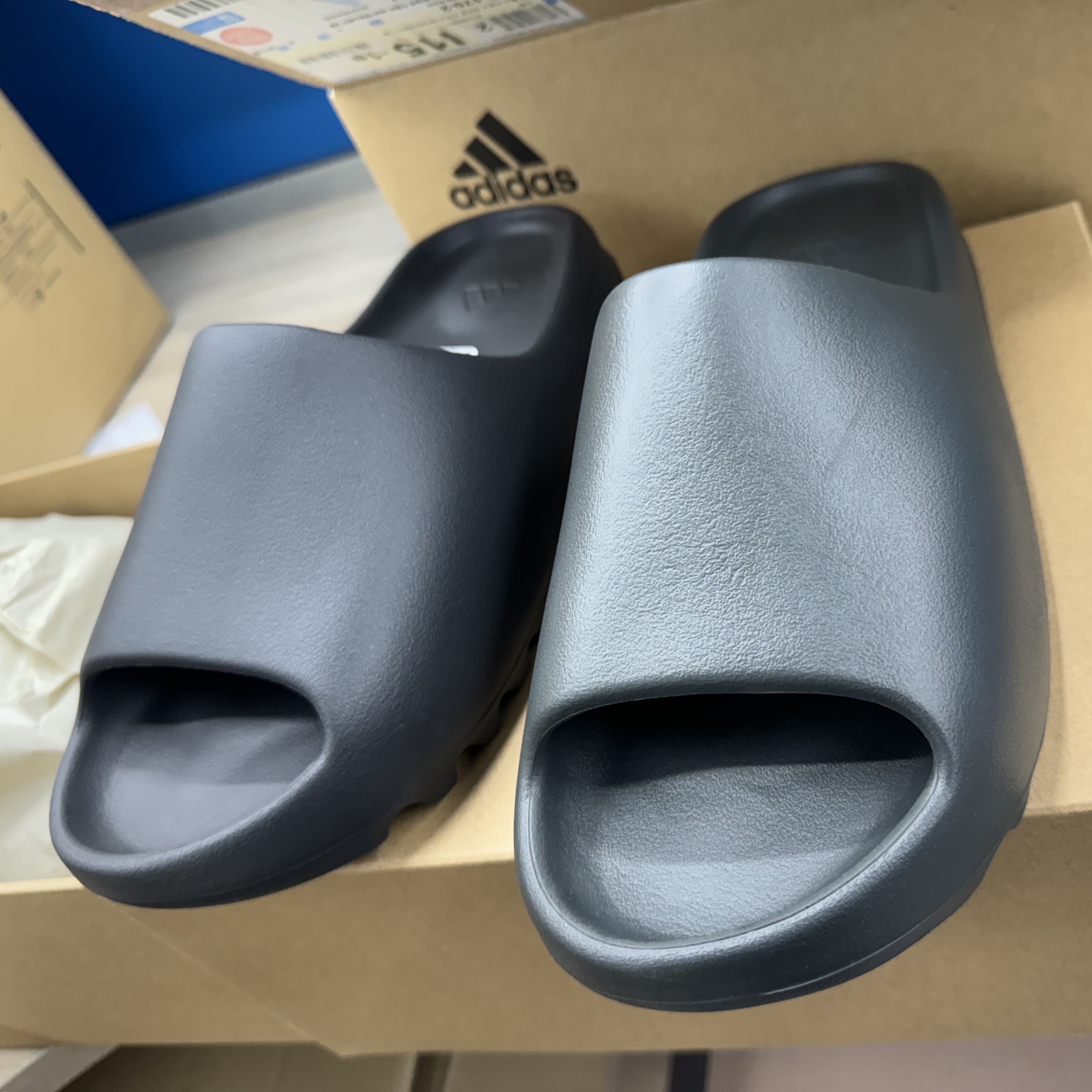 Adidas Yeezy Slide Onyx, Adidas Yeezy Slide Dark Onyx 2024 착용 스타일