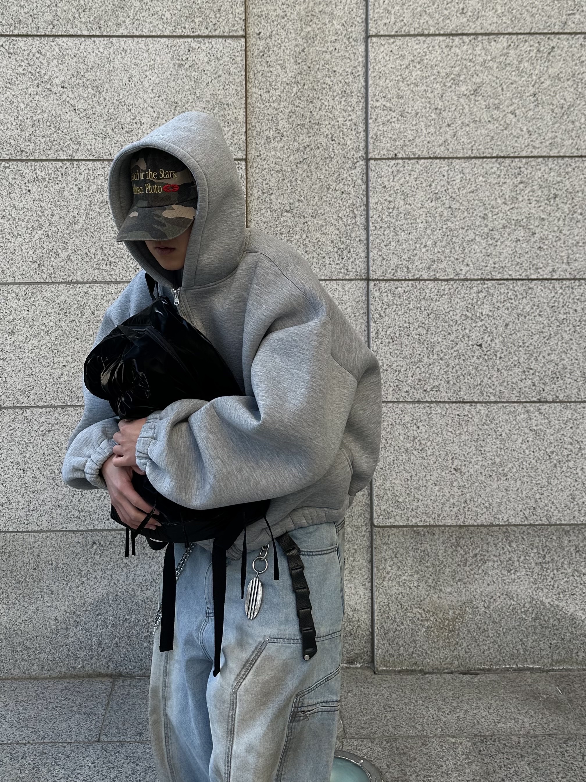 [KREAM 단독] Haleine Carpenter Cargo Dirty Washed Jean Light Blue, Balenciaga 3XL Sneakers Light Beige 착용 스타일 - 7