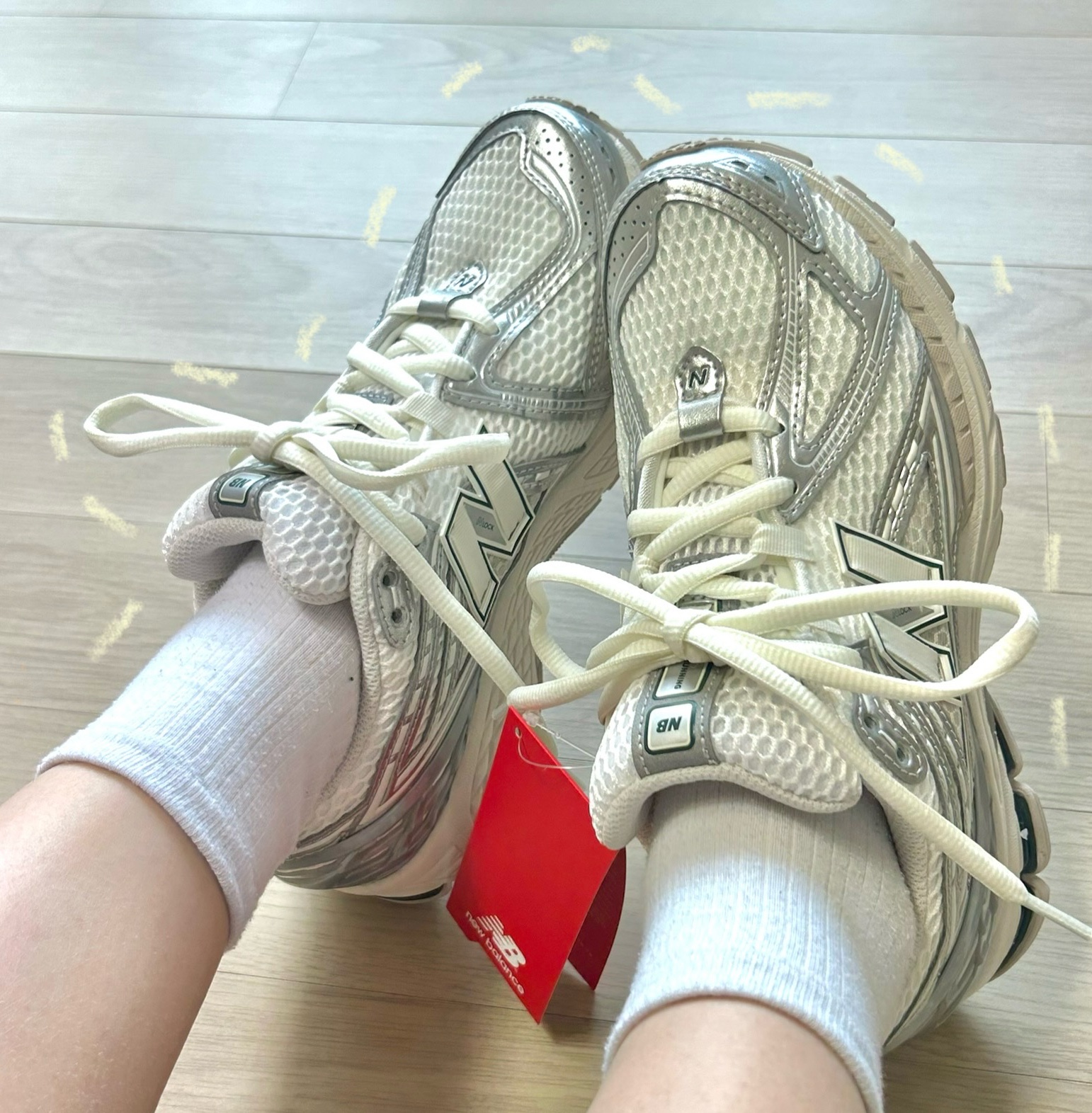 New Balance 1906R Silver Metallic Sea Salt 착용 스타일