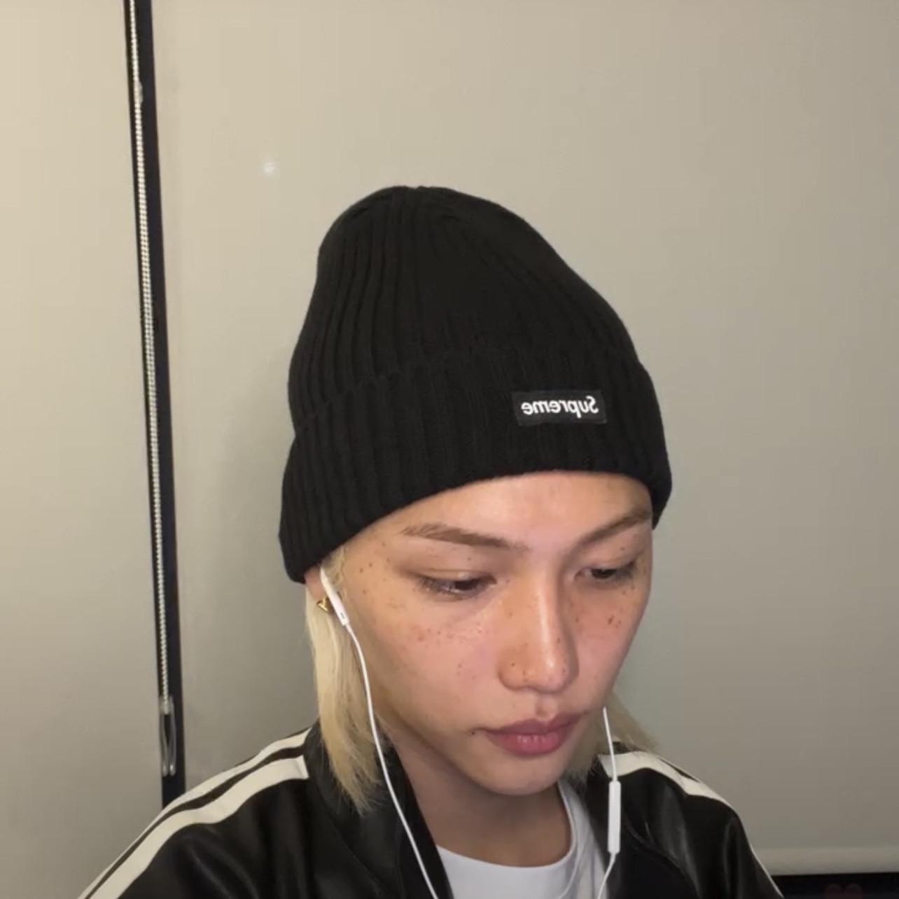 Supreme Overdyed Beanie Black 착용 스타일