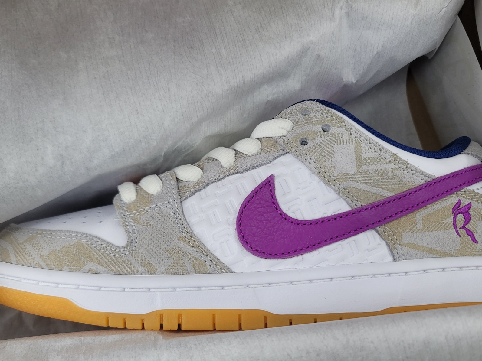 Nike x Rayssa Leal SB Dunk Low PRM Pure Platinum Vivid Purple 착용 스타일 - 2