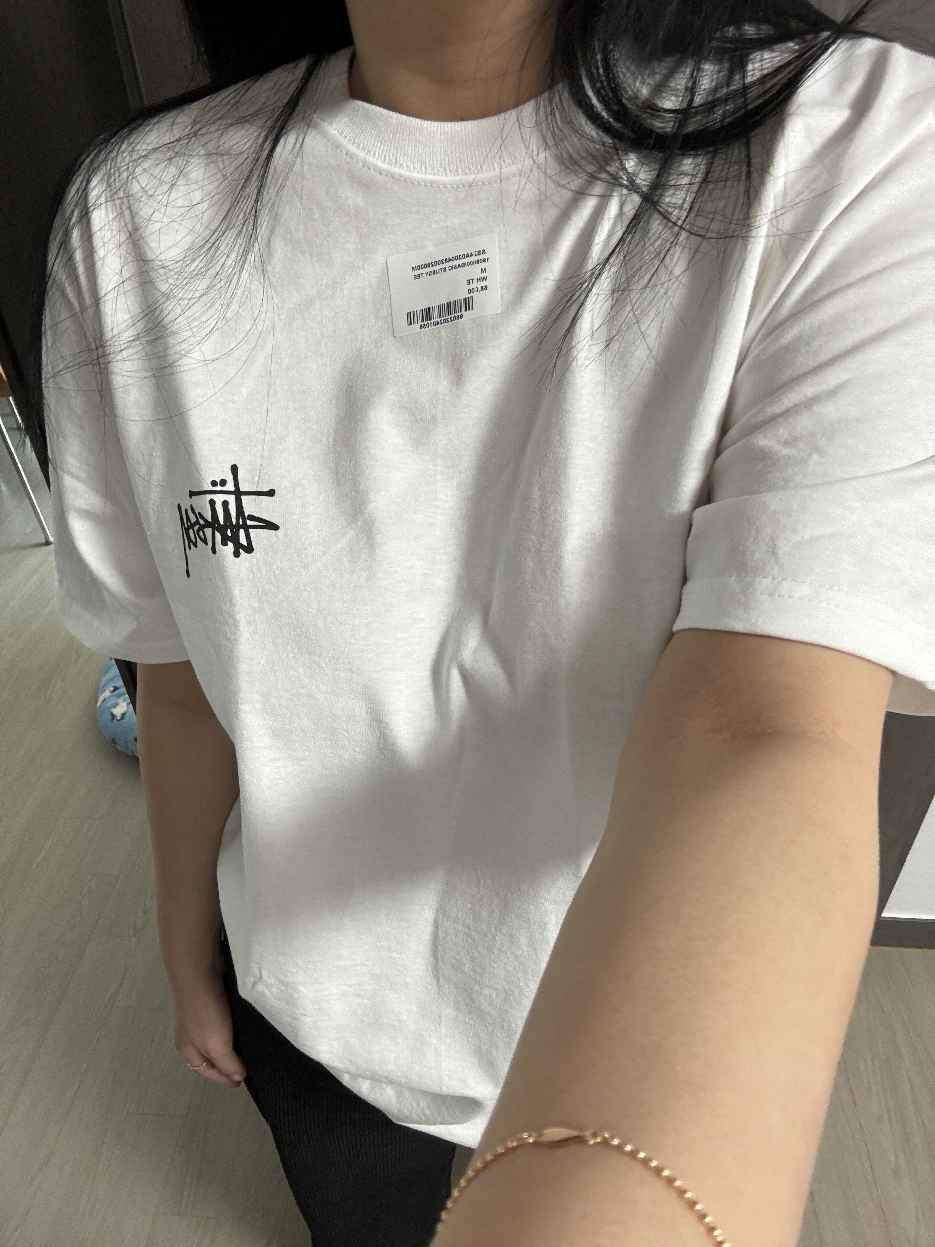 Stussy Basic Stussy T-Shirt White 2023, Stussy Basic Stussy Pigment Dyed T-Shirt Black 2023 착용 스타일 - 1