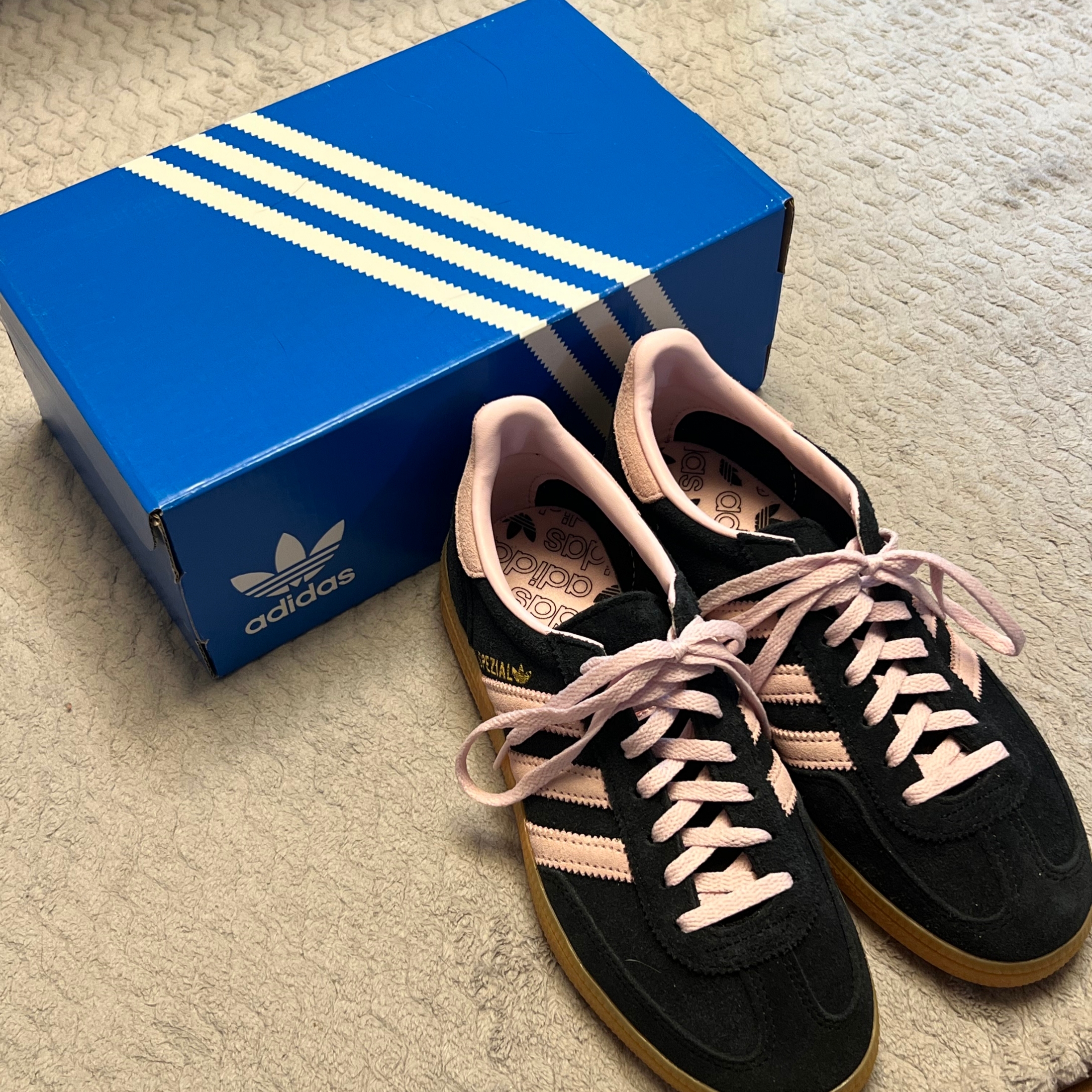 (W) Adidas Spezial Handball Core Black Clear Pink 착용 스타일 - 1