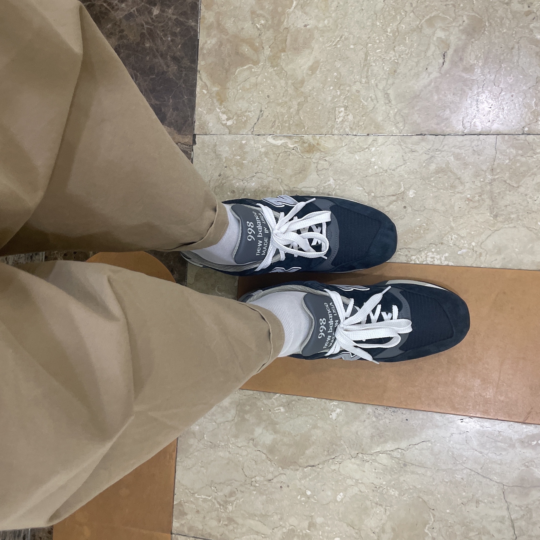 New Balance 998 Made in USA Navy Grey 착용 스타일 - 3