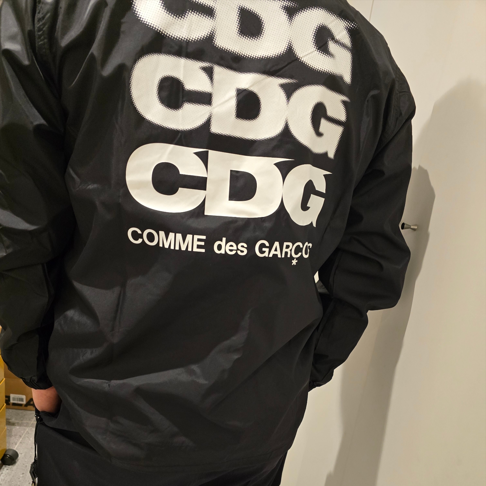 (W) Matin Kim Logo Coating Jumper Black, CDG Logo Coach Jacket Black 착용 스타일 - 6