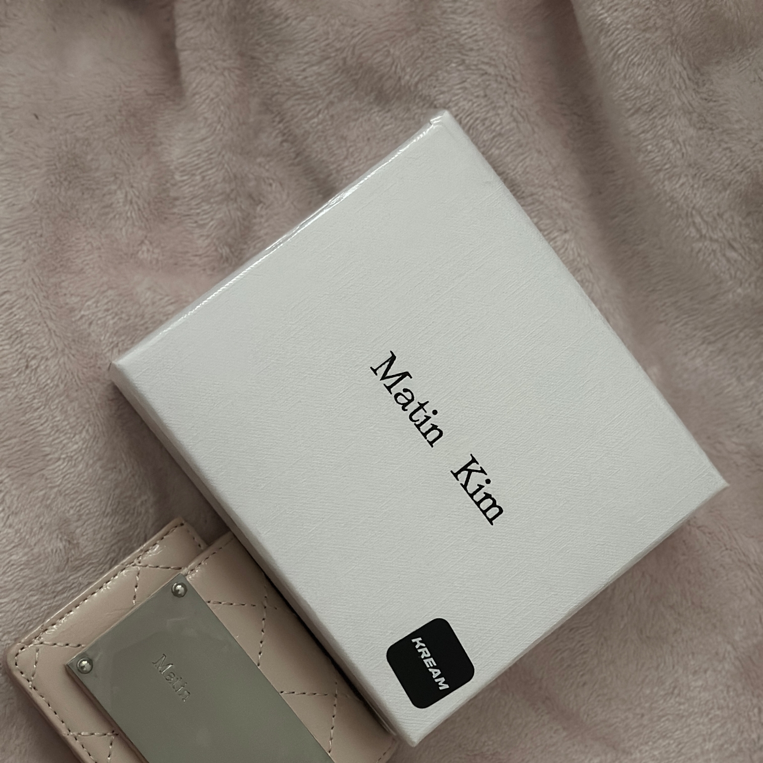 Matin Kim Quilting Accordion Wallet Beige 착용 스타일