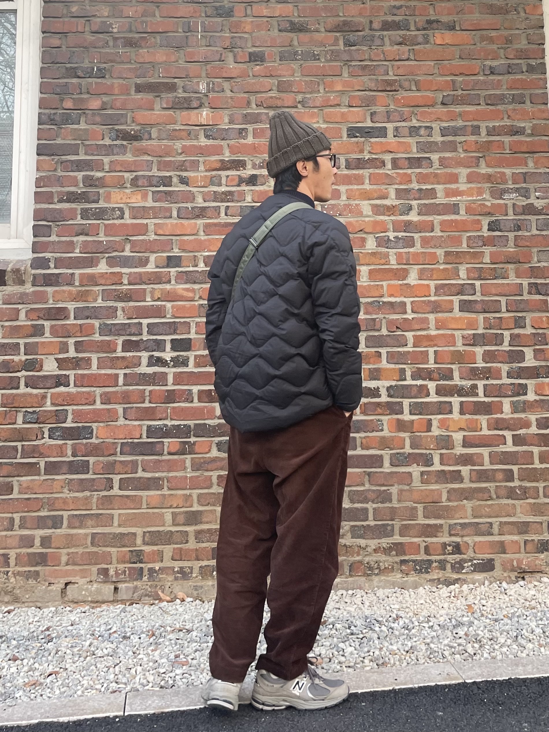 Porter Tanker Shoulder Bag Sage Green, Uniqlo x White Mountaineering WPJ Ultra Light Down Oversized Jacket Black 착용 스타일 - 3