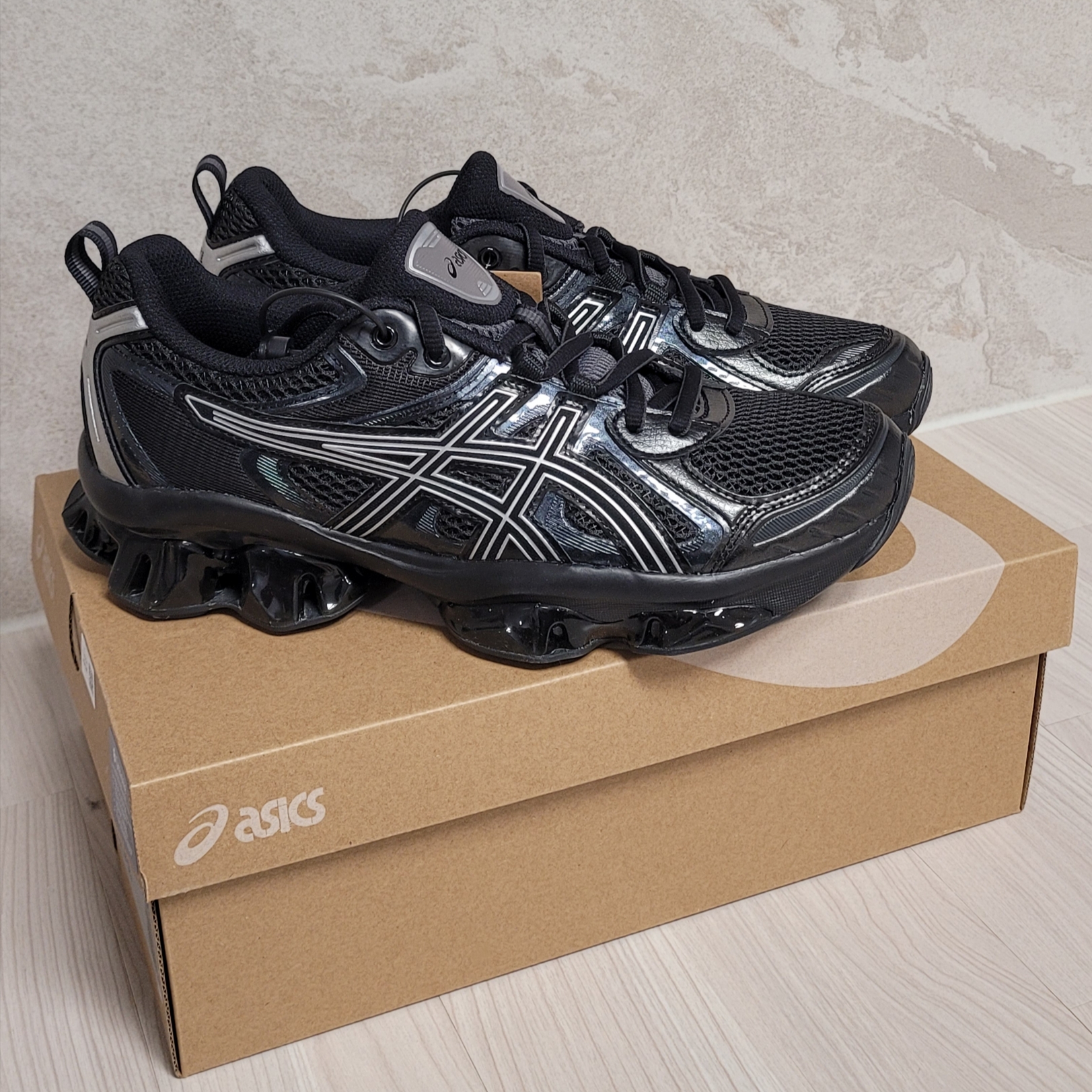 Asics Gel-Quantum Kinetic Graphite Grey Black 착용 스타일