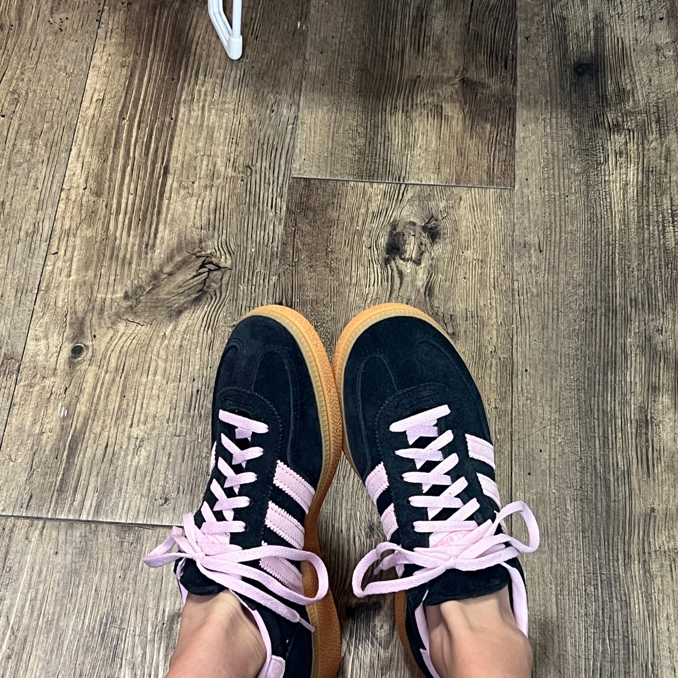 (W) Adidas Spezial Handball Core Black Clear Pink 착용 스타일 - 2