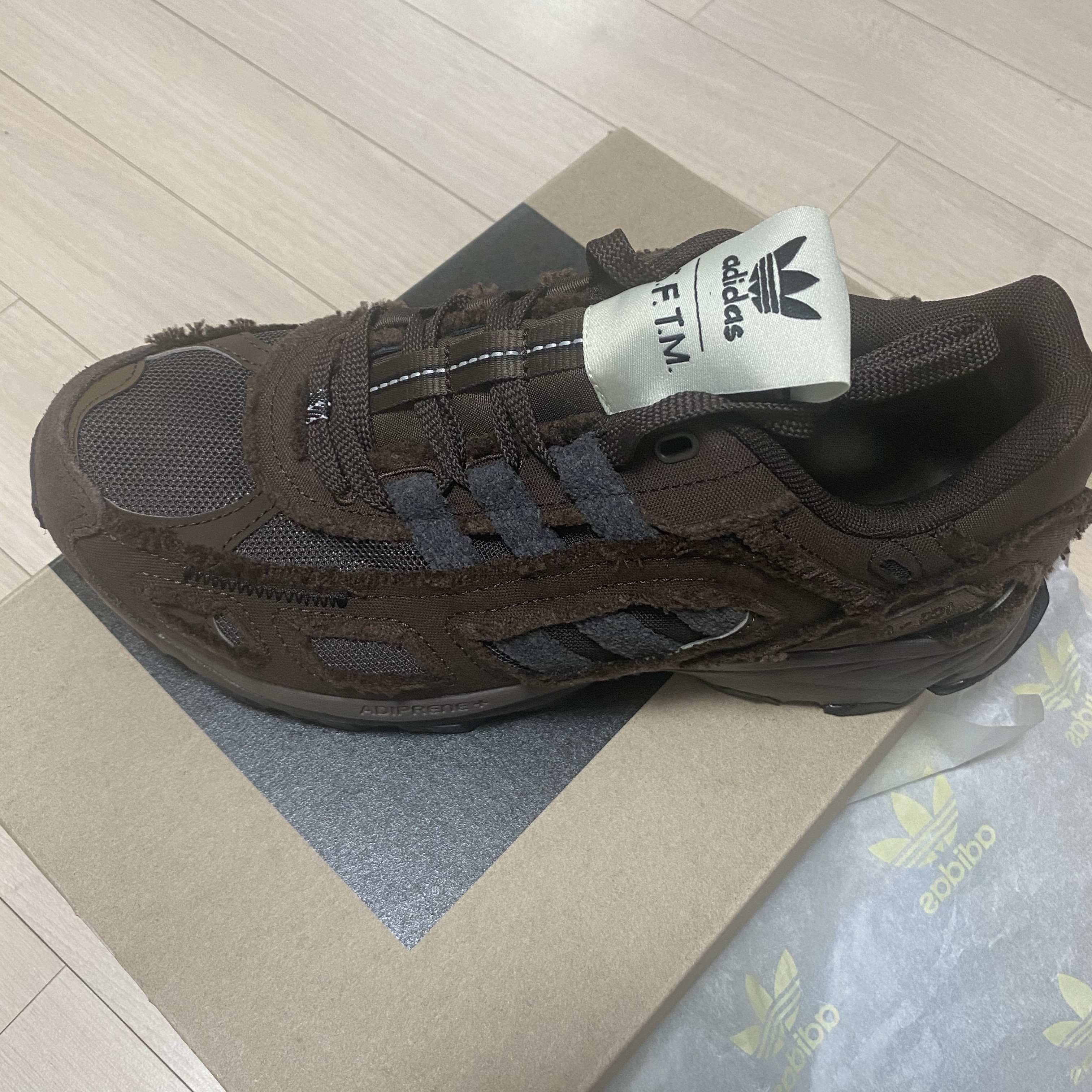 Adidas x Song for the Mute Shadowturf Dark Brown 착용 스타일 - 1