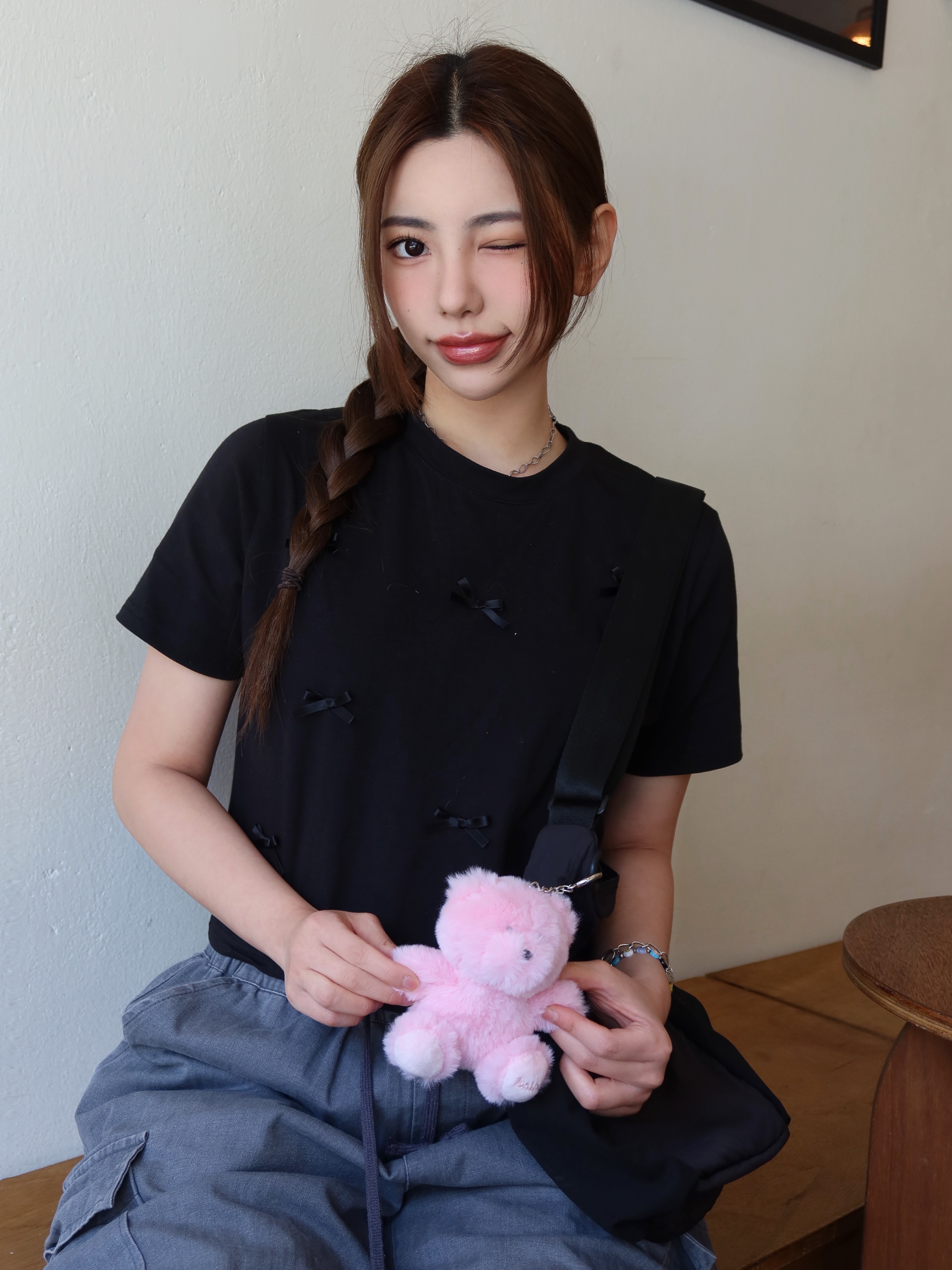 Mischief Mesh Pocket Cross Bag Black 착용 스타일