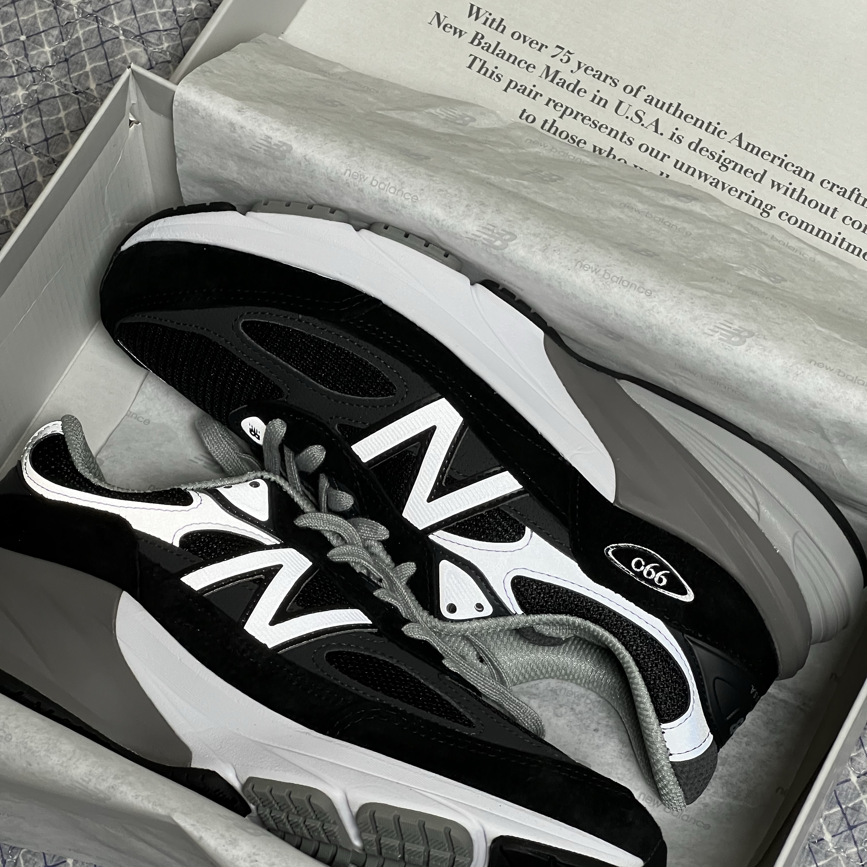 New Balance 990v6 Made in USA Black White 착용 스타일 - 3