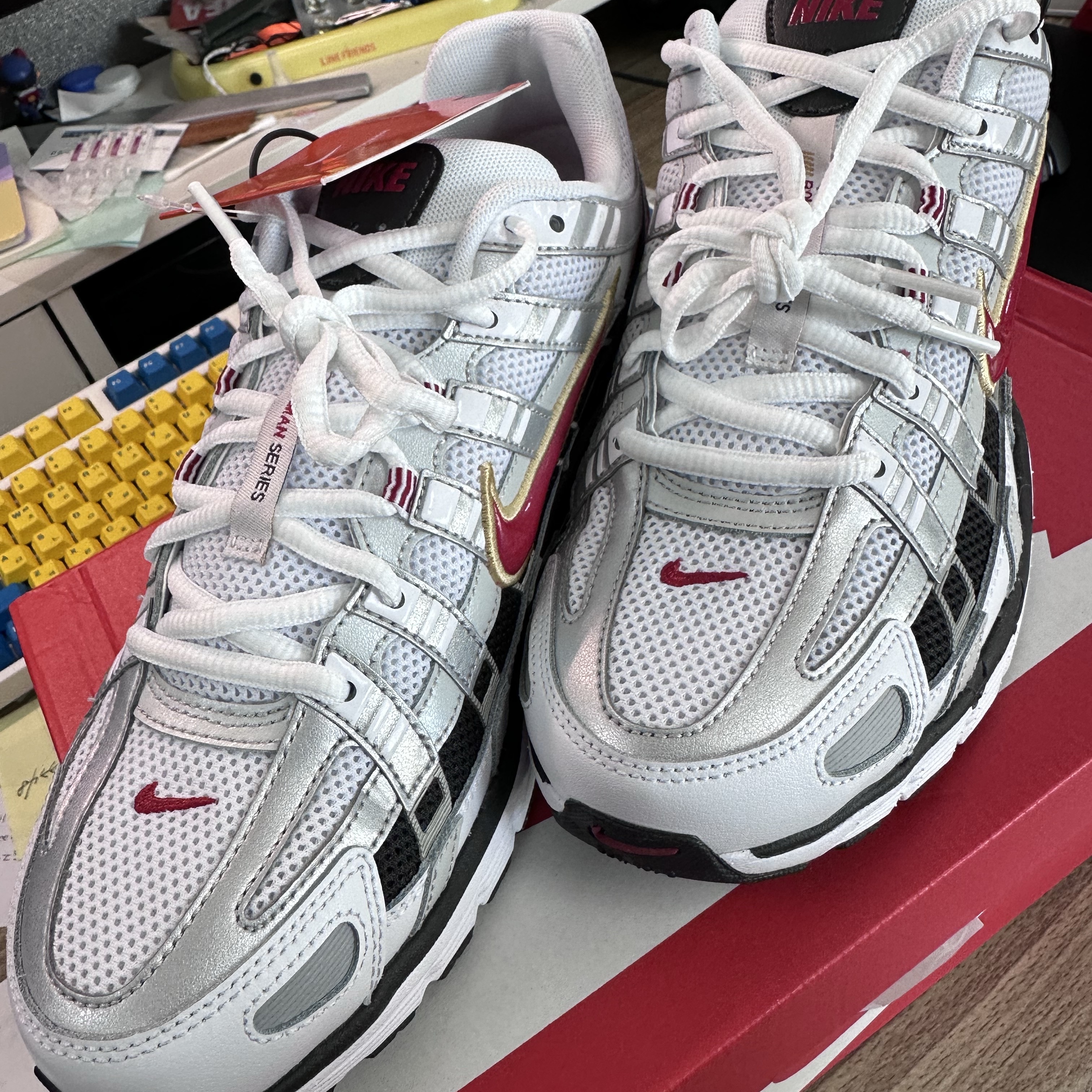 Nike P-6000 White Varsity Red 착용 스타일