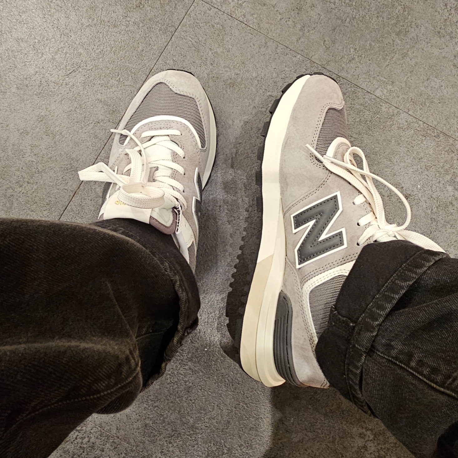 New Balance 574 Legacy Grey 착용 스타일 - 2