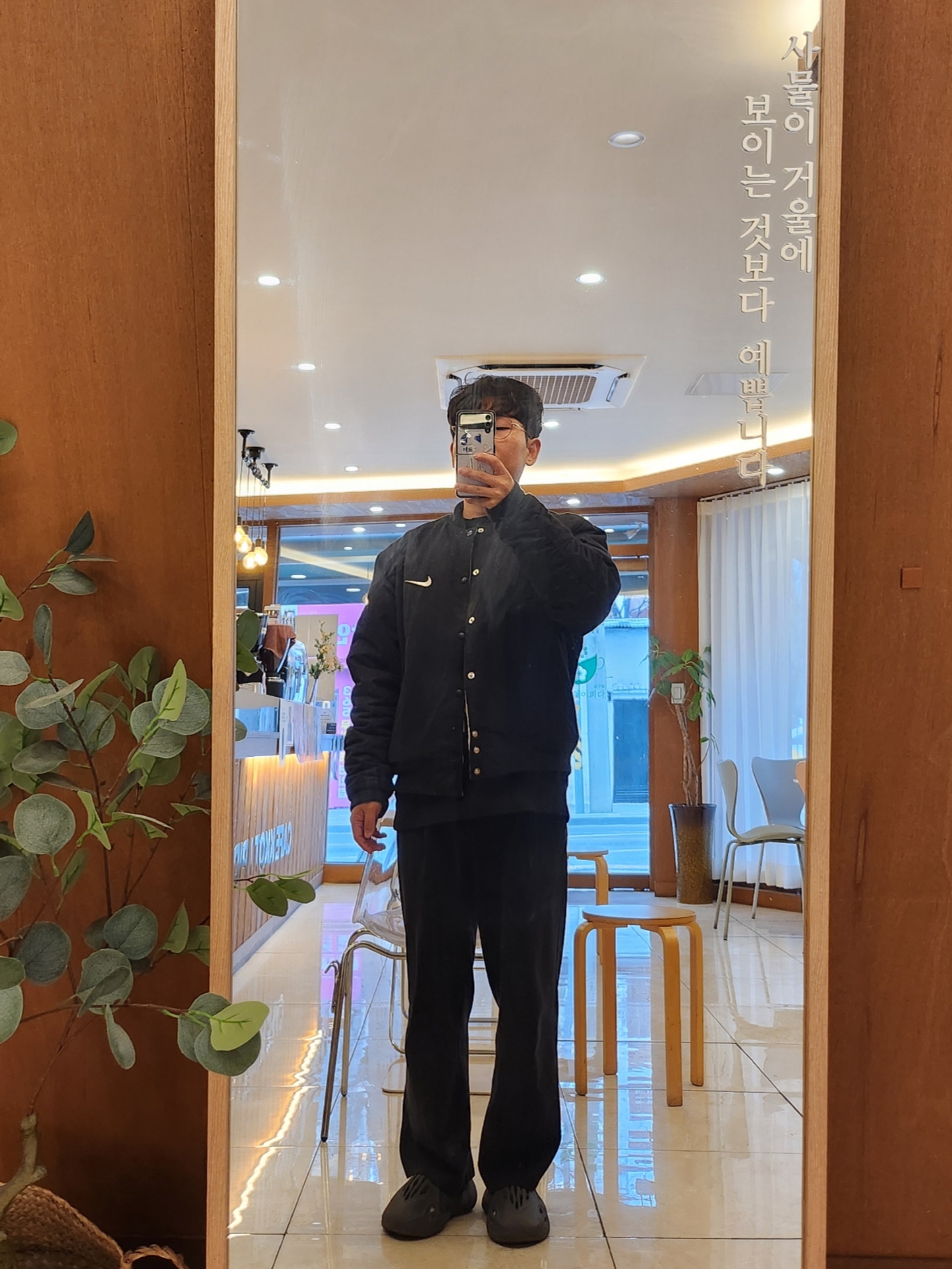 Nike x Stussy Reversible Jacket Black (FJ9153-010), Stussy World Tour Crew Black 2022 착용 스타일