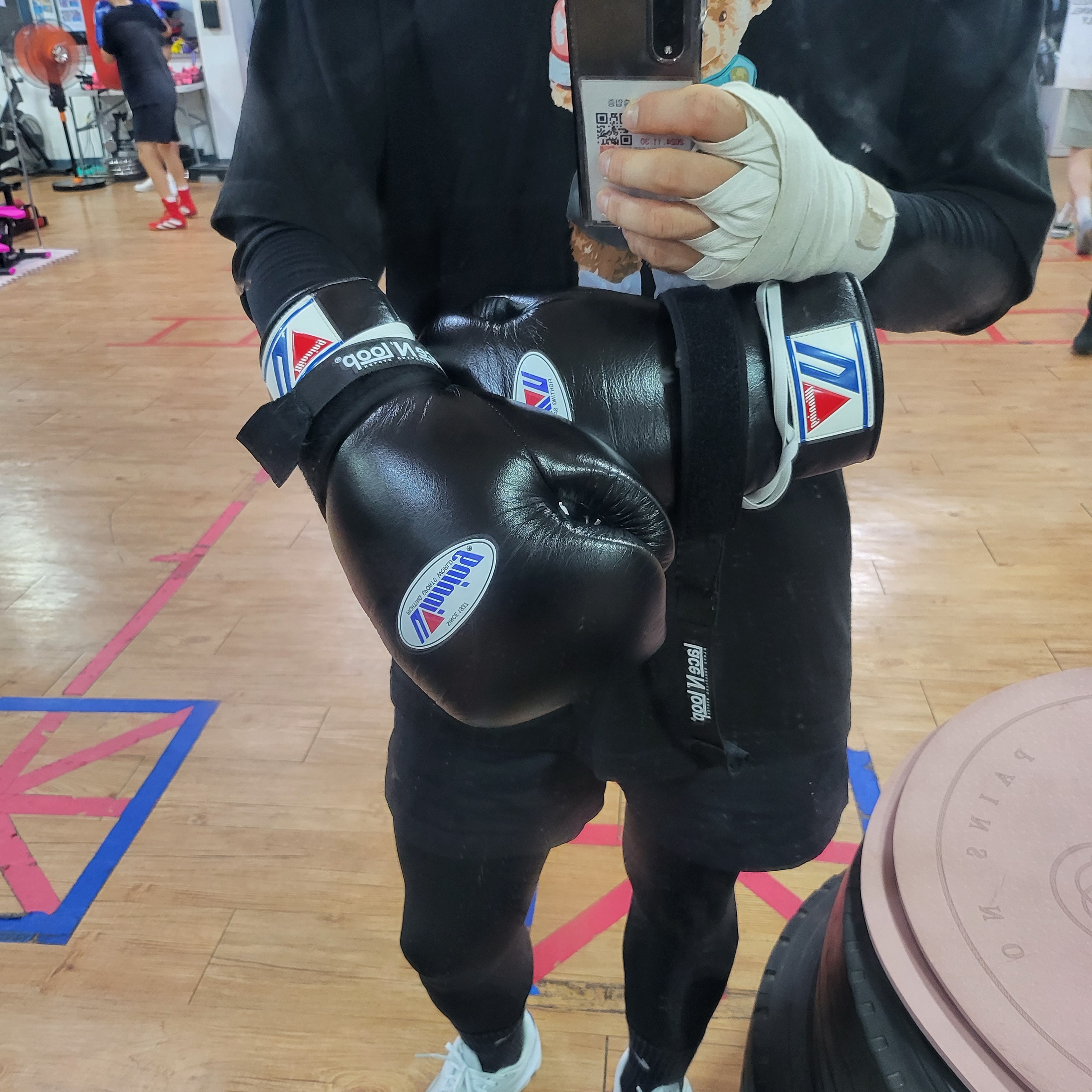 Winning Velcro Boxing Gloves White, Winning Velcro Boxing Gloves Black 착용 스타일 - 1