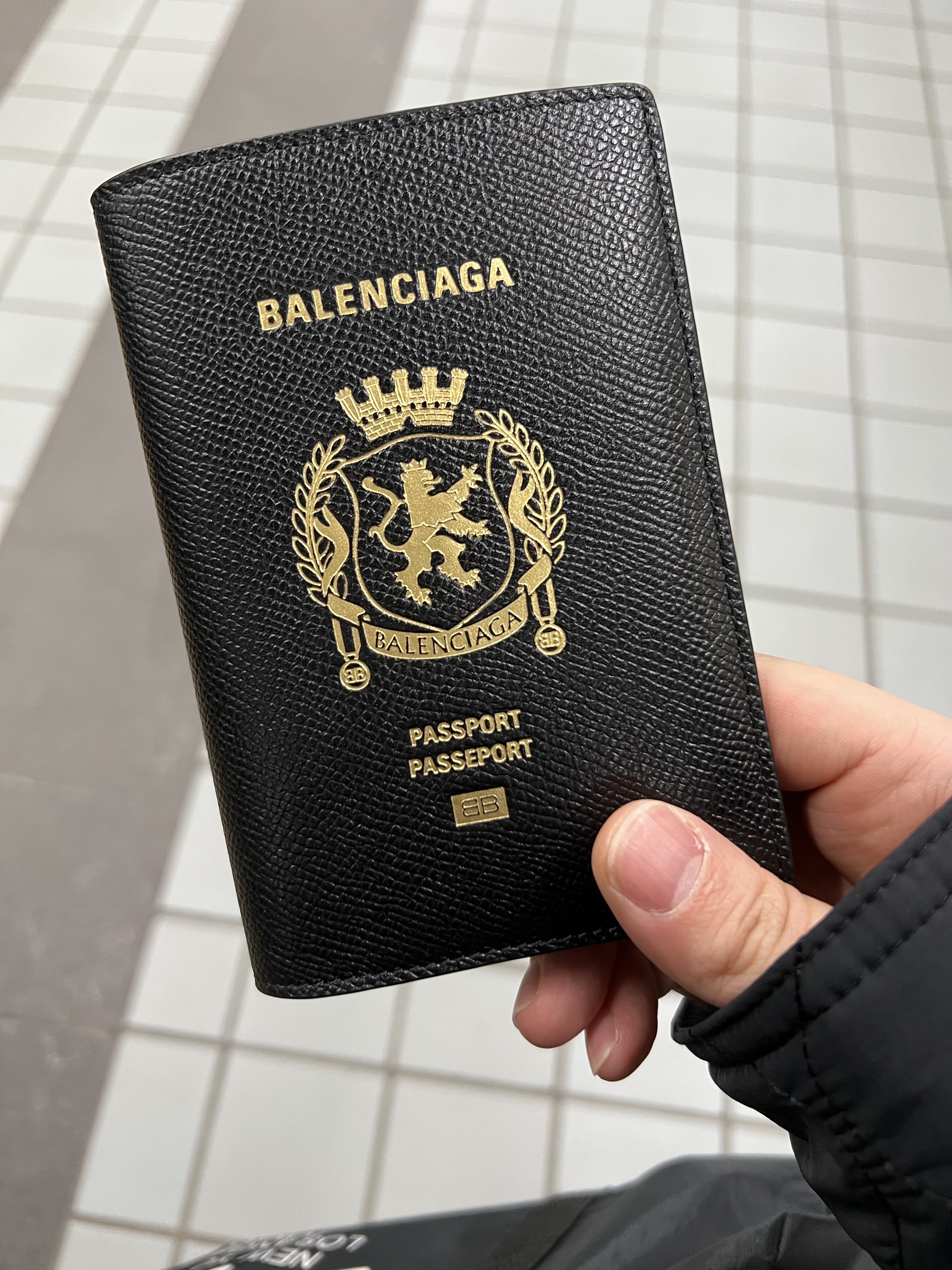 Balenciaga Passport Holder Black 착용 스타일