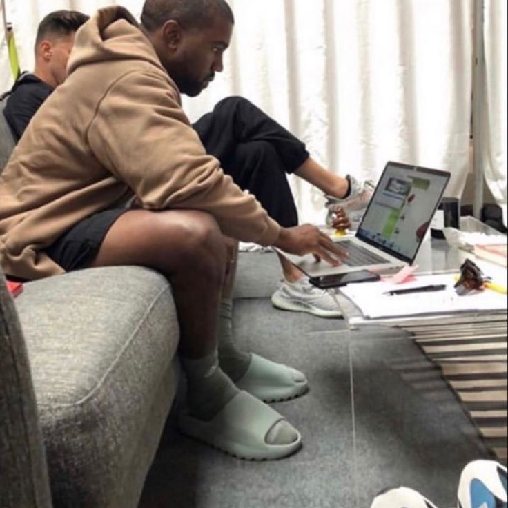 Adidas Yeezy Slide Salt 착용 스타일 - 2