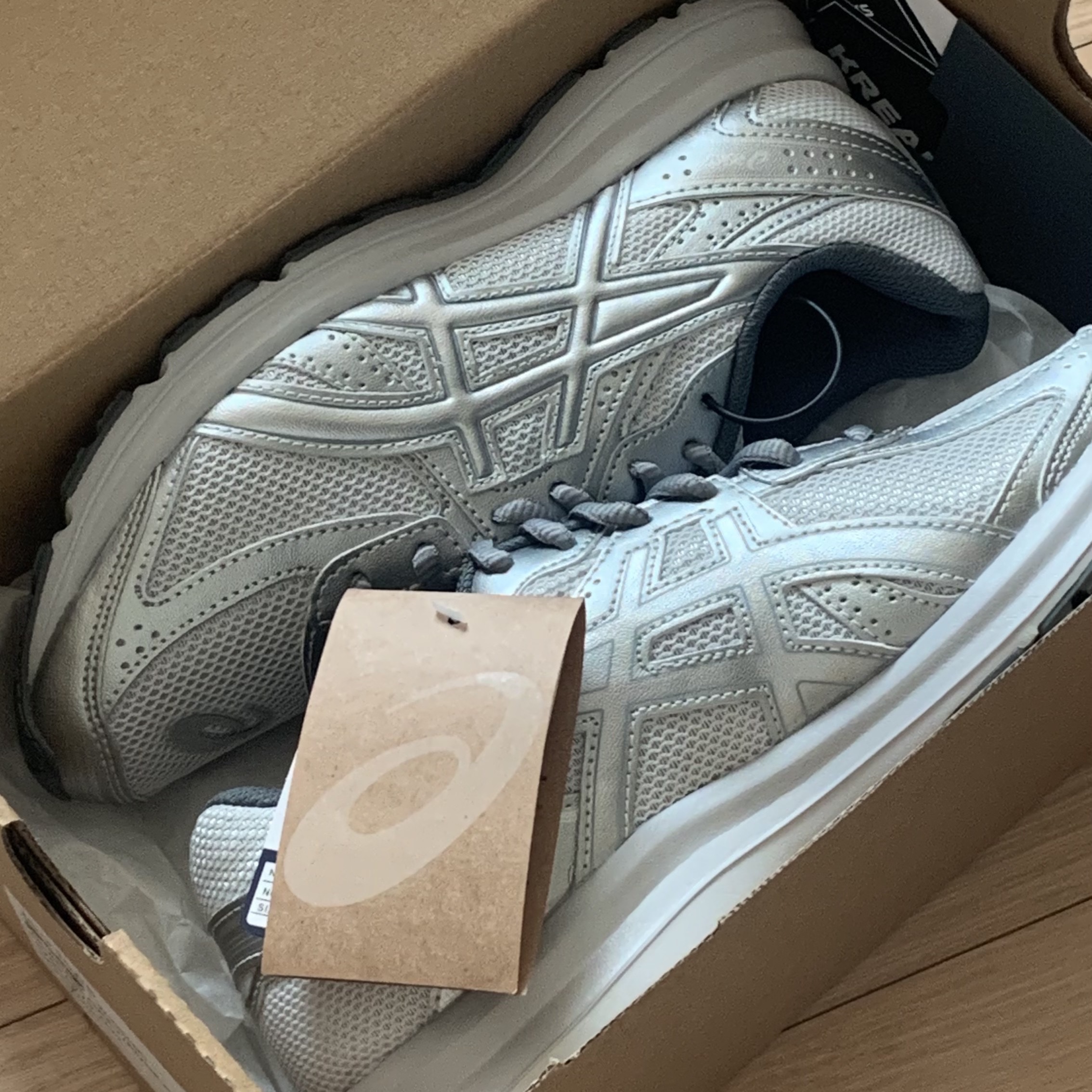 Asics Jog 100 S SMU Glacier Grey Pure Silver - 2E Wide 착용 스타일