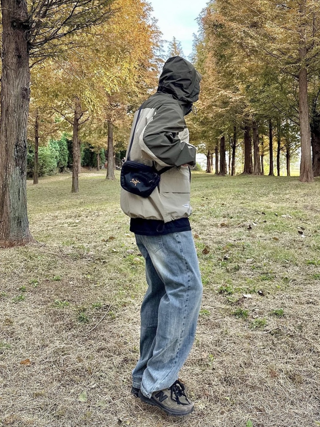 Arc'teryx Mantis 1 Waistpack Black, New Balance x JJJJound 990v3 Brown Black 착용 스타일 - 2