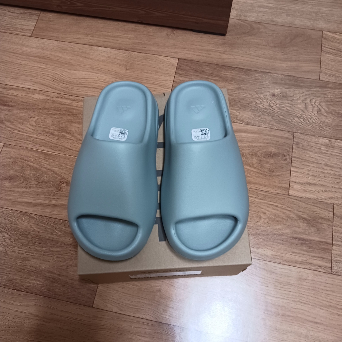 Adidas Yeezy Slide Salt 착용 스타일 - 2