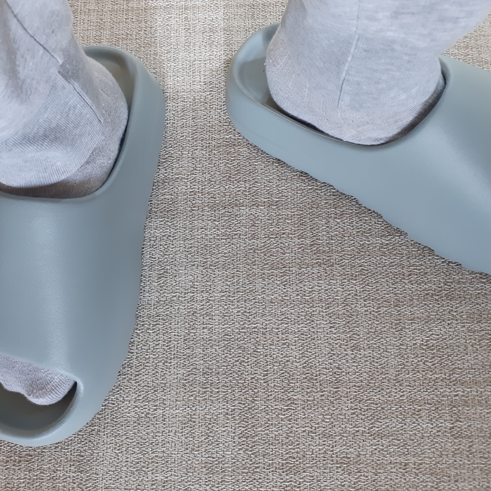 Adidas Yeezy Slide Salt 착용 스타일