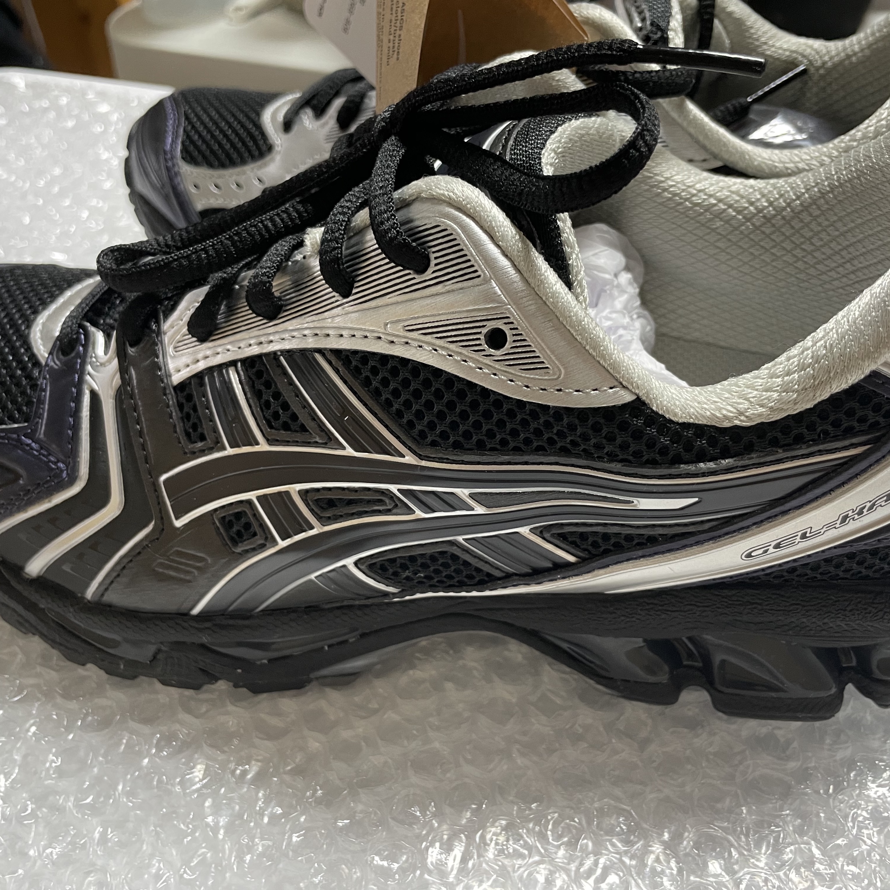 Asics x Atmos x Undermycar Gel-Kayano 14 Black Pure Silver 착용 스타일 - 3