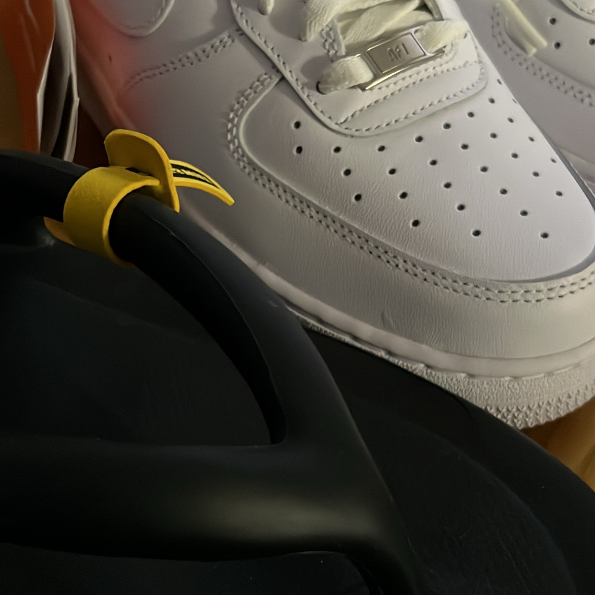 Nike Air Force 1 '07 Low White, Taw&Toe Flip Flop Zerovity Bio Black 착용 스타일