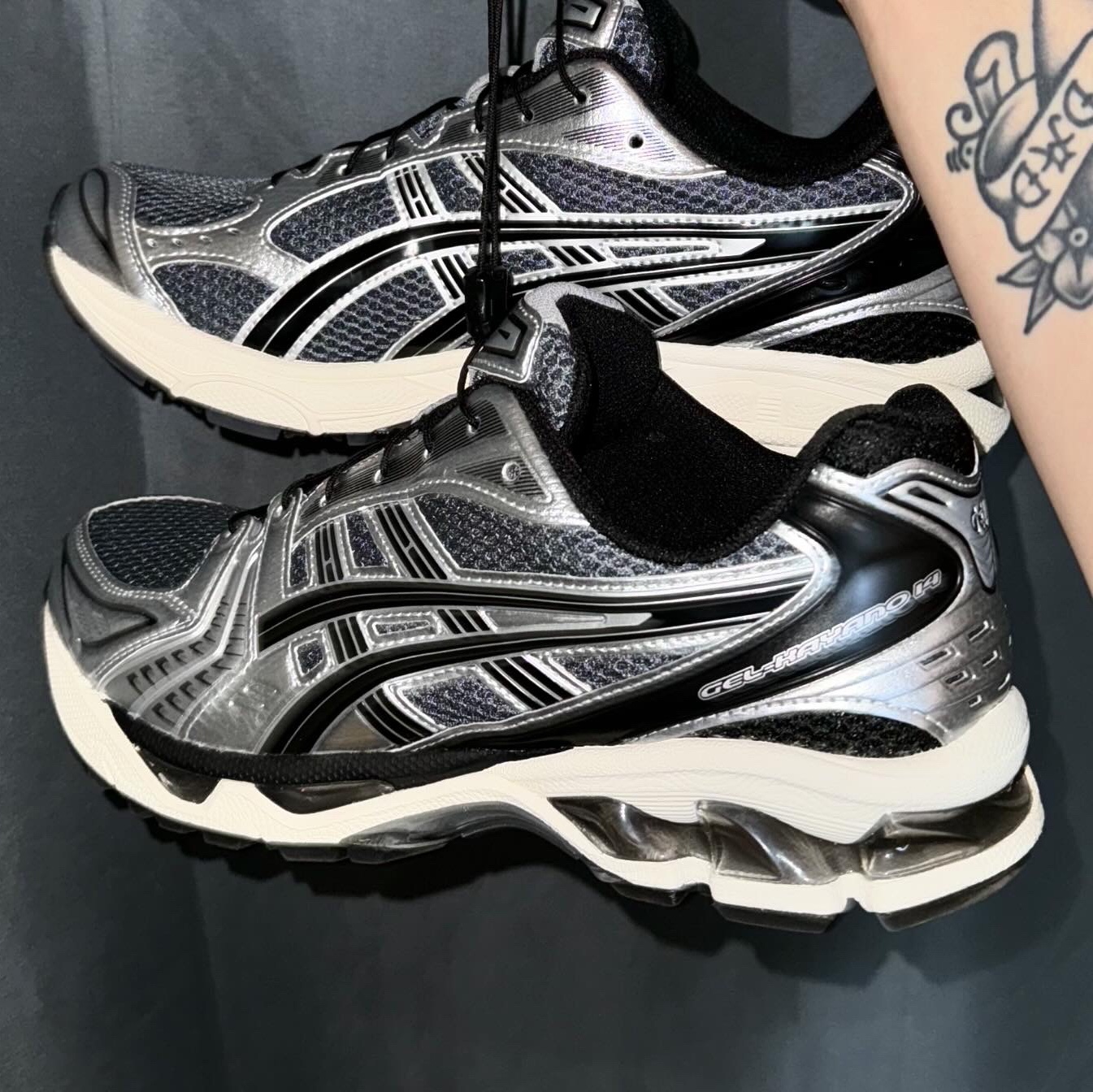 Asics Unlimited Gel-Kayano 14 Carrier Grey Black 착용 스타일 - 1