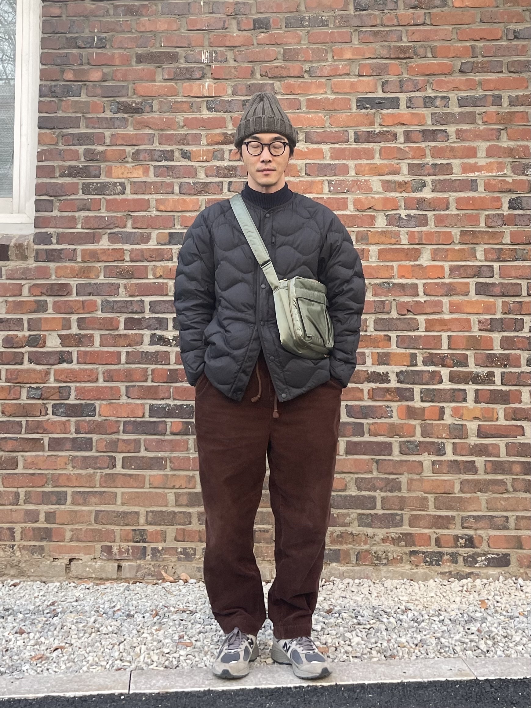 Porter Tanker Shoulder Bag Sage Green, Uniqlo x White Mountaineering WPJ Ultra Light Down Oversized Jacket Black 착용 스타일 - 1
