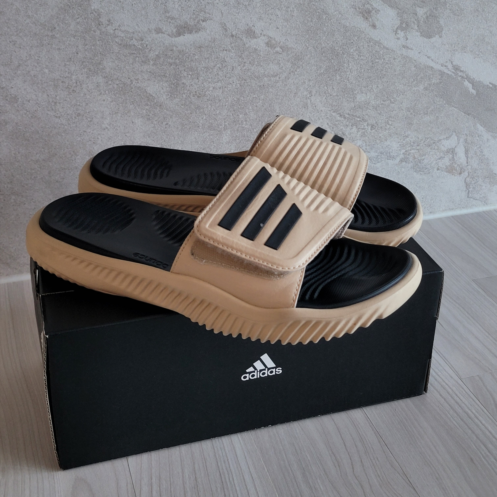 Adidas Alphabounce Slide 2.0 Magic Beige 착용 스타일
