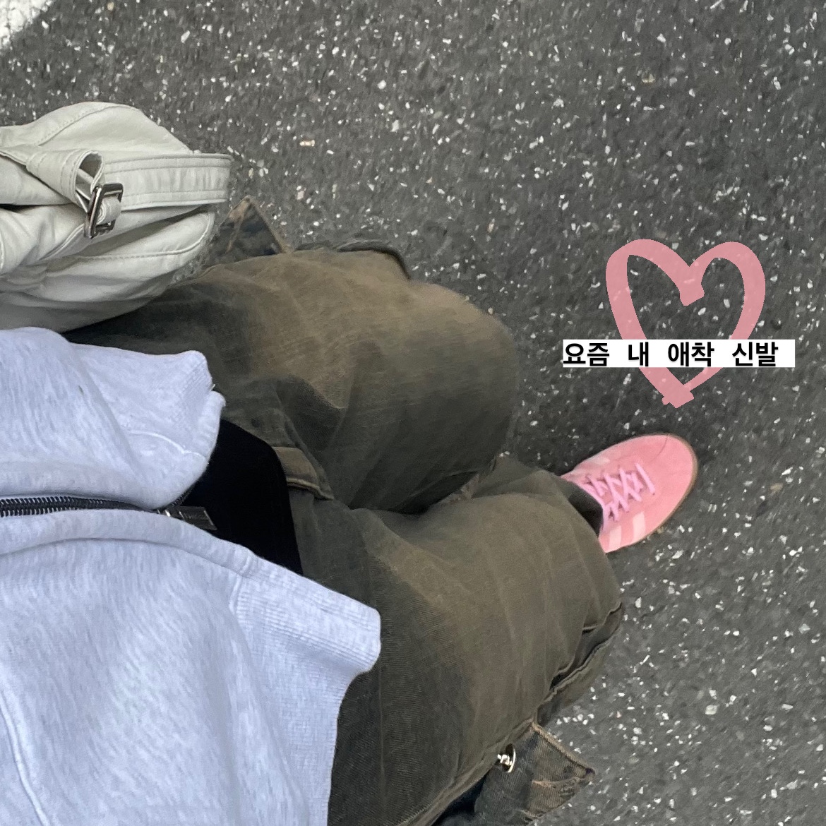 Adidas Bermuda Glow Pink, Matin Kim Faux Leather Seashell Mini Bag Ivory 착용 스타일 - 1