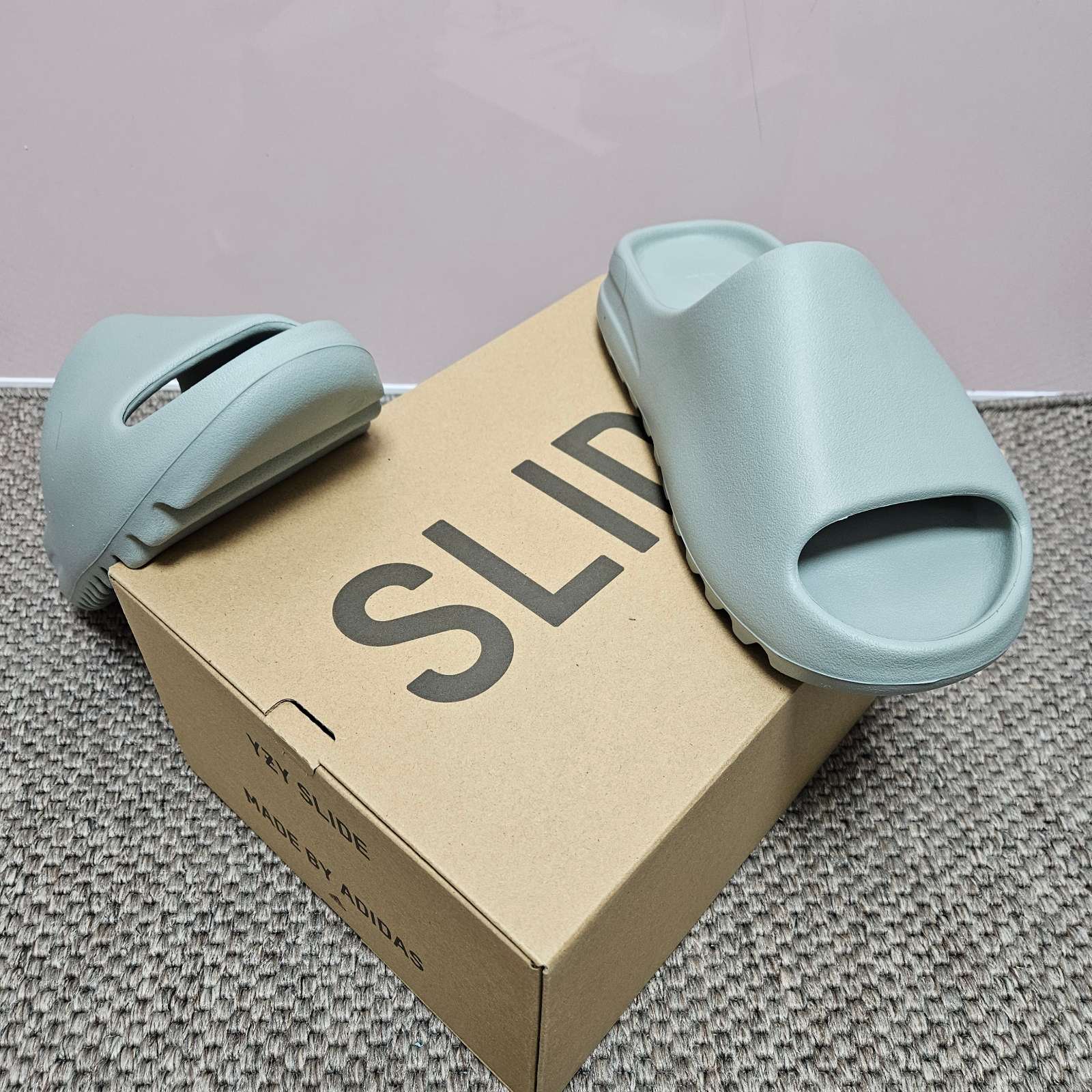 Adidas Yeezy Slide Salt 착용 스타일 - 2