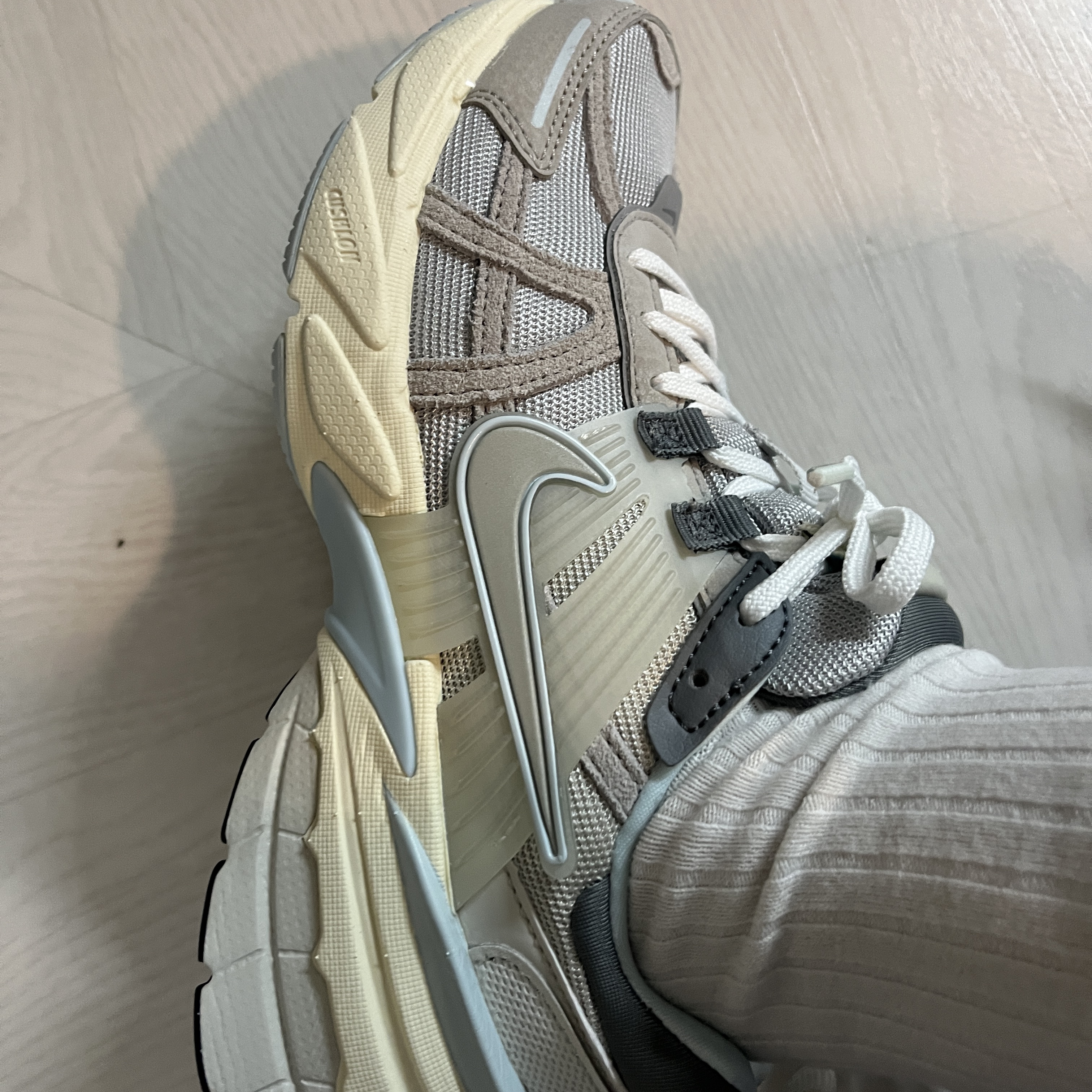 Nike V2K Run Light Bone Metallic Platinum 착용 스타일 - 4